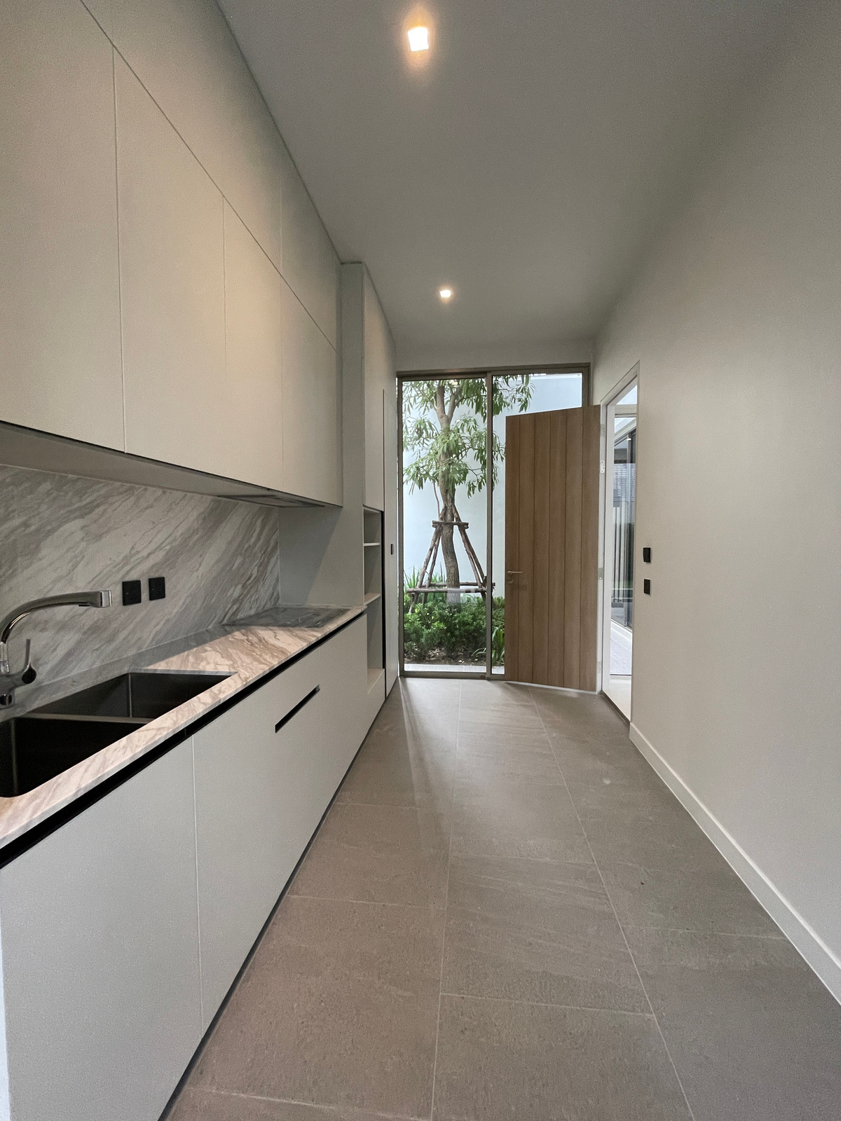 ขายบ้านเกษตร นวมินทร์ ลาดปลาเค้า : ขายบ้านหรู Providence Lane Kaset–Nawamin (โพรวิเดนซ์ เลน เกษตร–นวมินทร์)  บ้านเดี่ยว 3 ชั้น พร้อมลิฟต์และสระว่ายน้ำส่วนตัว บนทำเลศักยภาพใจกลางเกษตร–นวมินทร์ เดินทางสะดวก ใกล้ทางด่วนและรถไฟฟ้าถึง 2 สาย