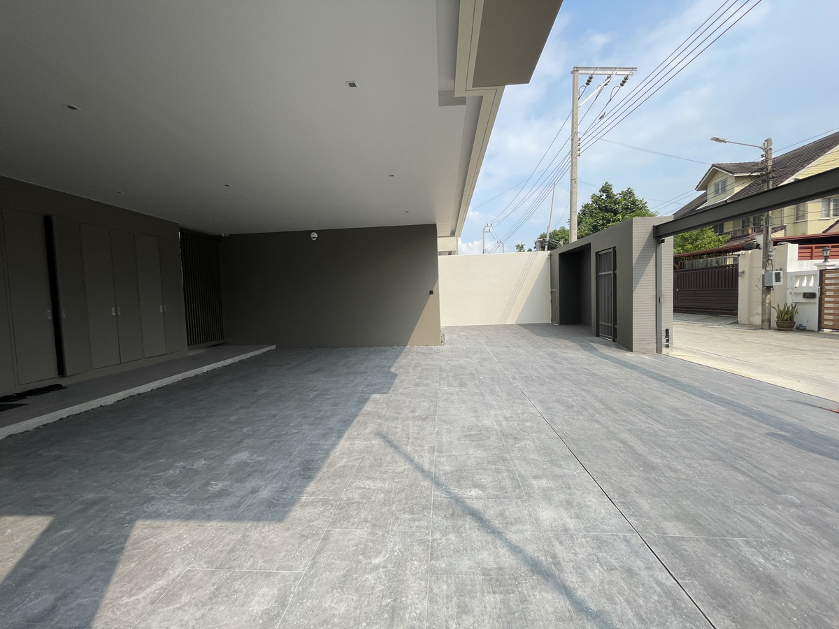 ขายบ้านเกษตร นวมินทร์ ลาดปลาเค้า : ขายบ้านหรู Providence Lane Kaset–Nawamin (โพรวิเดนซ์ เลน เกษตร–นวมินทร์)  บ้านเดี่ยว 3 ชั้น พร้อมลิฟต์และสระว่ายน้ำส่วนตัว บนทำเลศักยภาพใจกลางเกษตร–นวมินทร์ เดินทางสะดวก ใกล้ทางด่วนและรถไฟฟ้าถึง 2 สาย