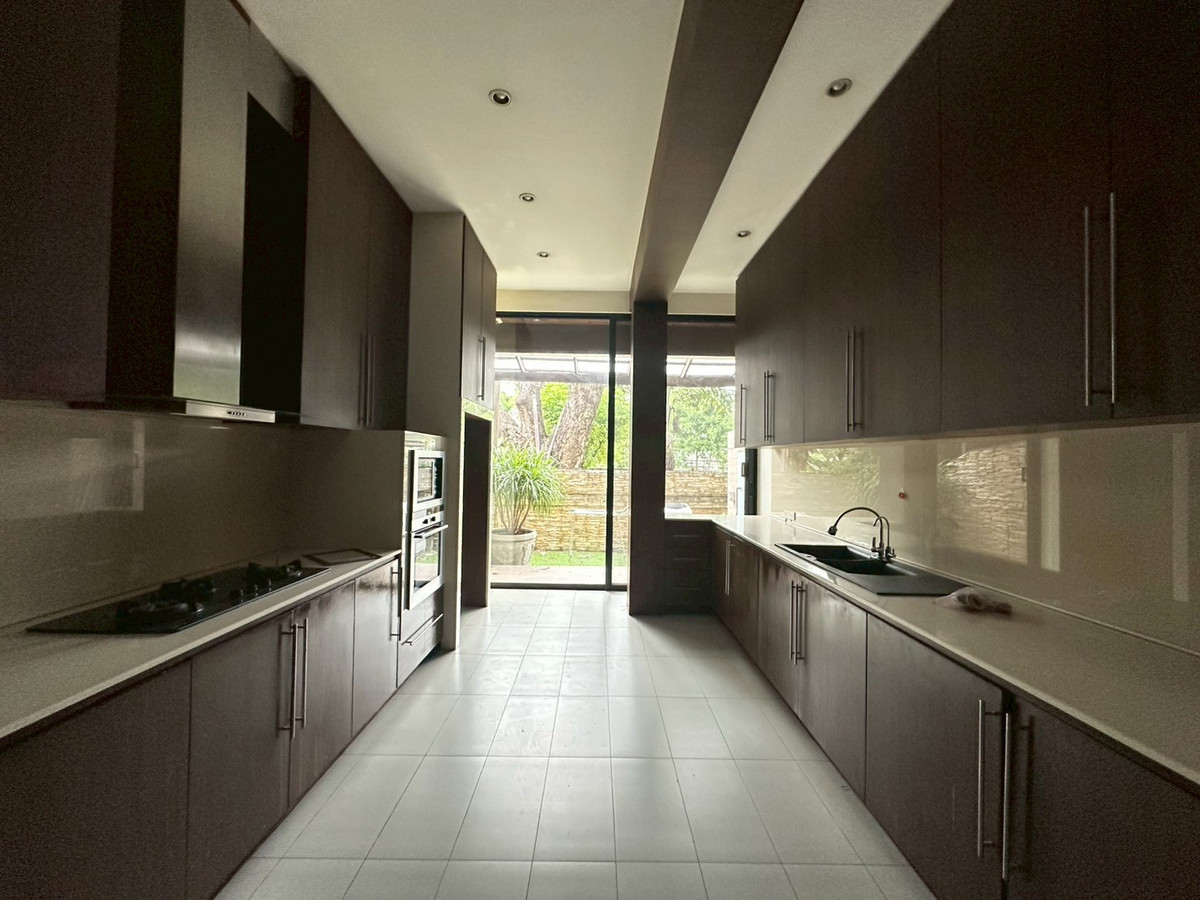 For RentHouseSukhumvit, Asoke, Thonglor : ✨5-storey house in Ekkamai for rent! 4 bedroom  4 bathroom unfurnished 450 sq.m ready for move in near BTS Ekkamai