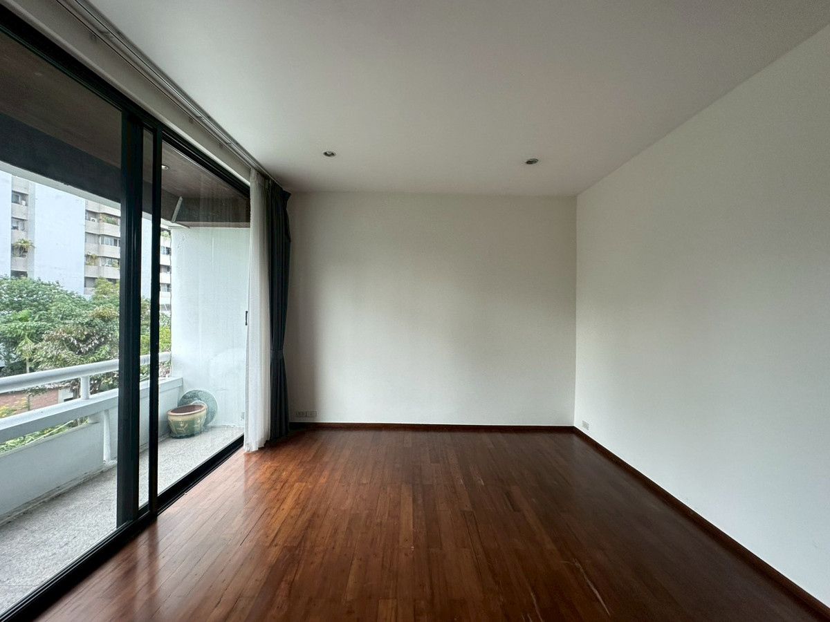 For RentHouseSukhumvit, Asoke, Thonglor : ✨5-storey house in Ekkamai for rent! 4 bedroom  4 bathroom unfurnished 450 sq.m ready for move in near BTS Ekkamai