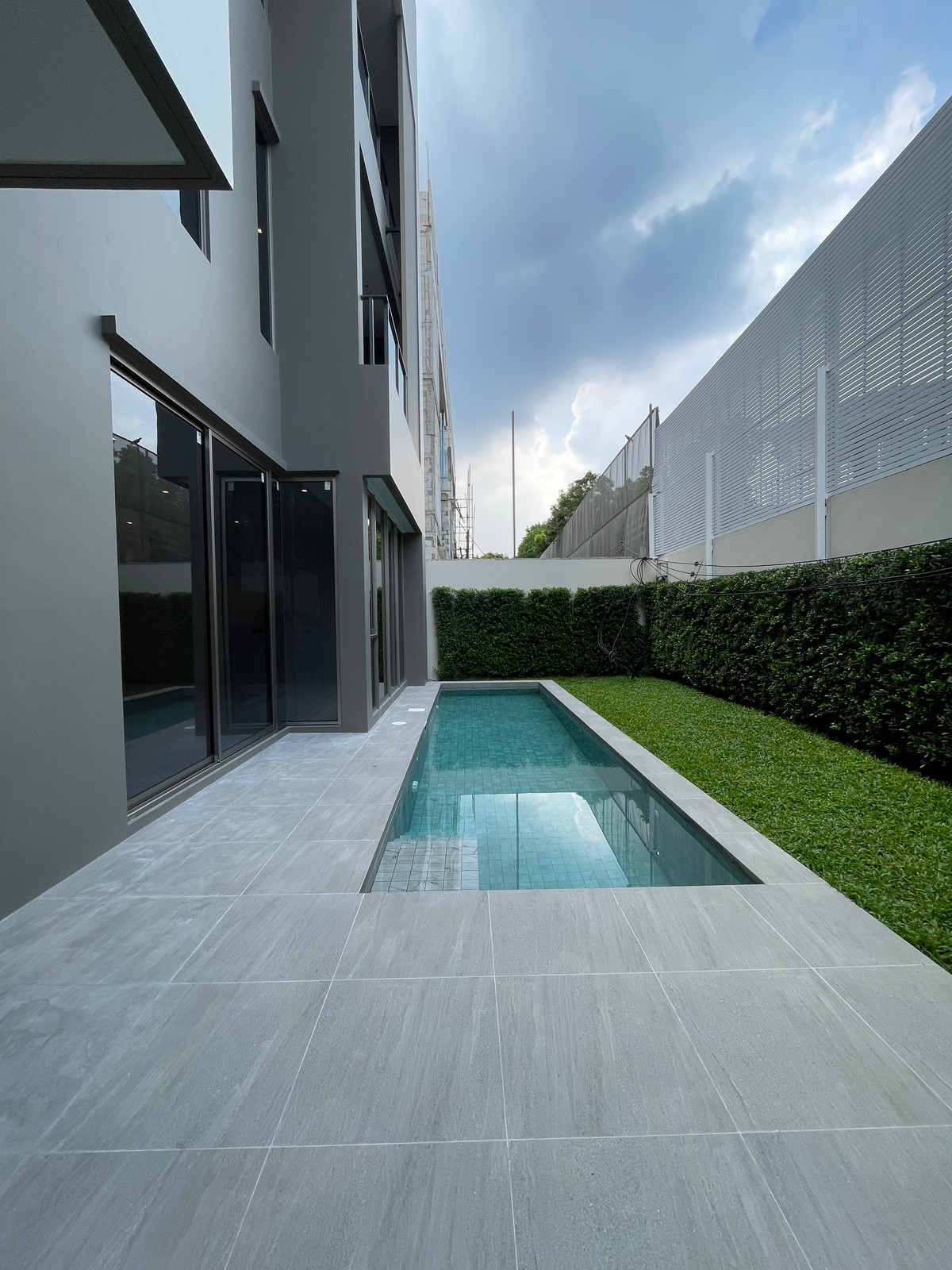 ขายบ้านเกษตร นวมินทร์ ลาดปลาเค้า : ขายบ้านหรู Providence Lane Kaset–Nawamin (โพรวิเดนซ์ เลน เกษตร–นวมินทร์)  บ้านเดี่ยว 3 ชั้น พร้อมลิฟต์และสระว่ายน้ำส่วนตัว บนทำเลศักยภาพใจกลางเกษตร–นวมินทร์ เดินทางสะดวก ใกล้ทางด่วนและรถไฟฟ้าถึง 2 สาย