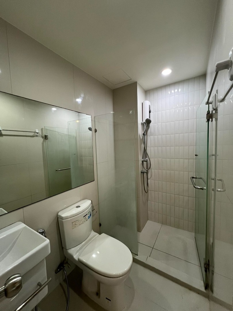 For RentCondoRama9, Petchburi, RCA : 🔥For urgent rent🔥Life Asoke, beautiful room, fully furnished, ready to move in, convenient transportation, next to MRT Phetchaburi ❗