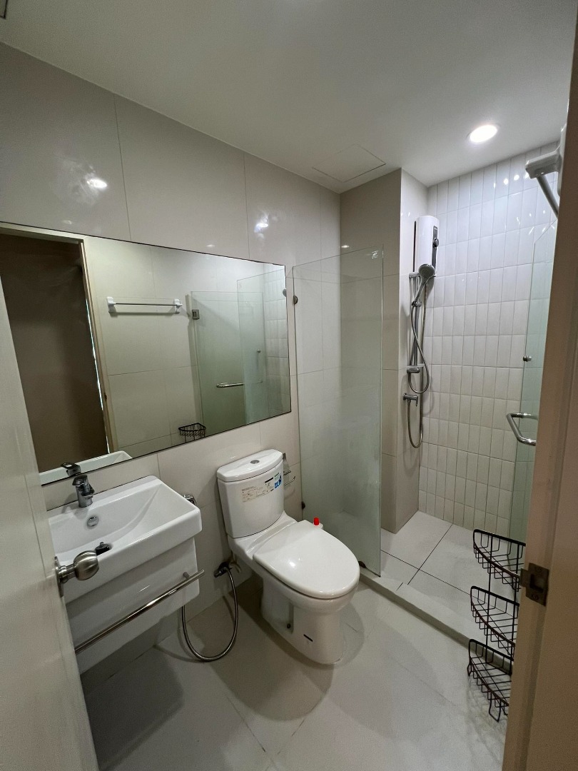 For RentCondoRama9, Petchburi, RCA : 🔥For urgent rent🔥Life Asoke, beautiful room, fully furnished, ready to move in, convenient transportation, next to MRT Phetchaburi ❗