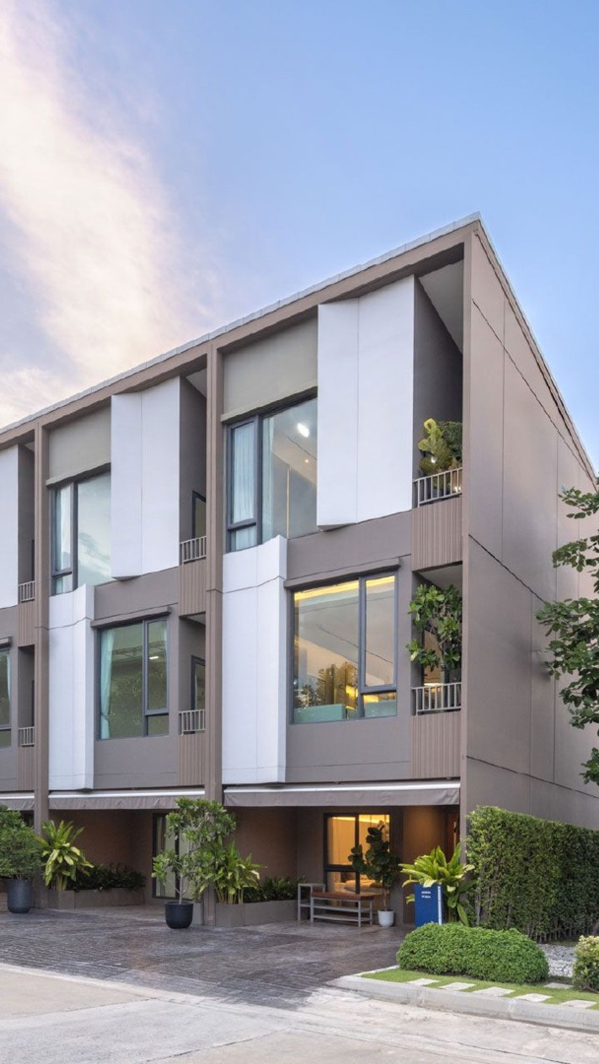 For SaleTownhomeVipawadee, Don Mueang, Lak Si : 3-story townhome on Phahon Yothin Road, next to the main road, connecting to Vibhavadi.  Near the Green Line, 700 m.*, one way to Lat Phrao-Chatuchak | Baan Klang Muang Phahonyothin-Vibhavadi. Call to make an appointment to see 0953569894.