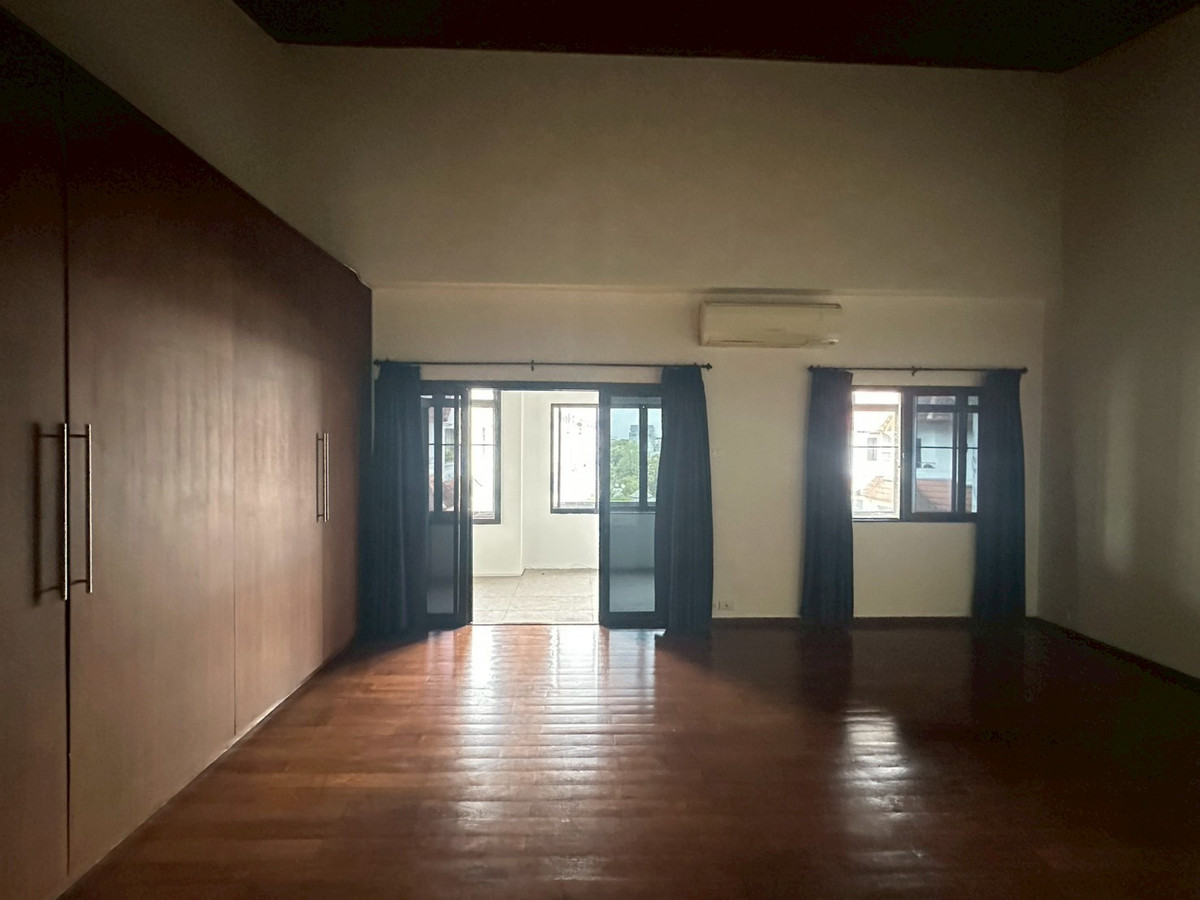 For RentHouseSukhumvit, Asoke, Thonglor : ✨5-storey house in Ekkamai for rent! 4 bedroom  4 bathroom unfurnished 450 sq.m ready for move in near BTS Ekkamai