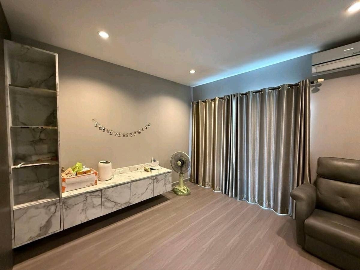 For RentTownhomeLadkrabang, Suwannaphum Airport : Townhome for rent, townhome, Sammakorn Avenue Suvarnabhumi Village, near Robinson Lat Krabang, only 8 minutes.