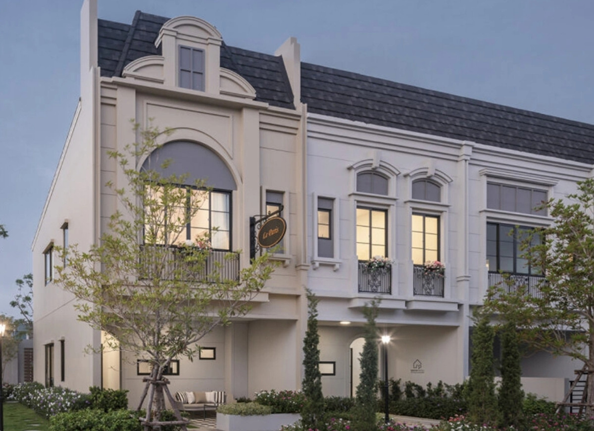 For SaleTownhomeLadkrabang, Suwannaphum Airport : Townhome, Paris style, 3 bedrooms, 3 bathrooms, 2 parking spaces, Phatthanakan zone.