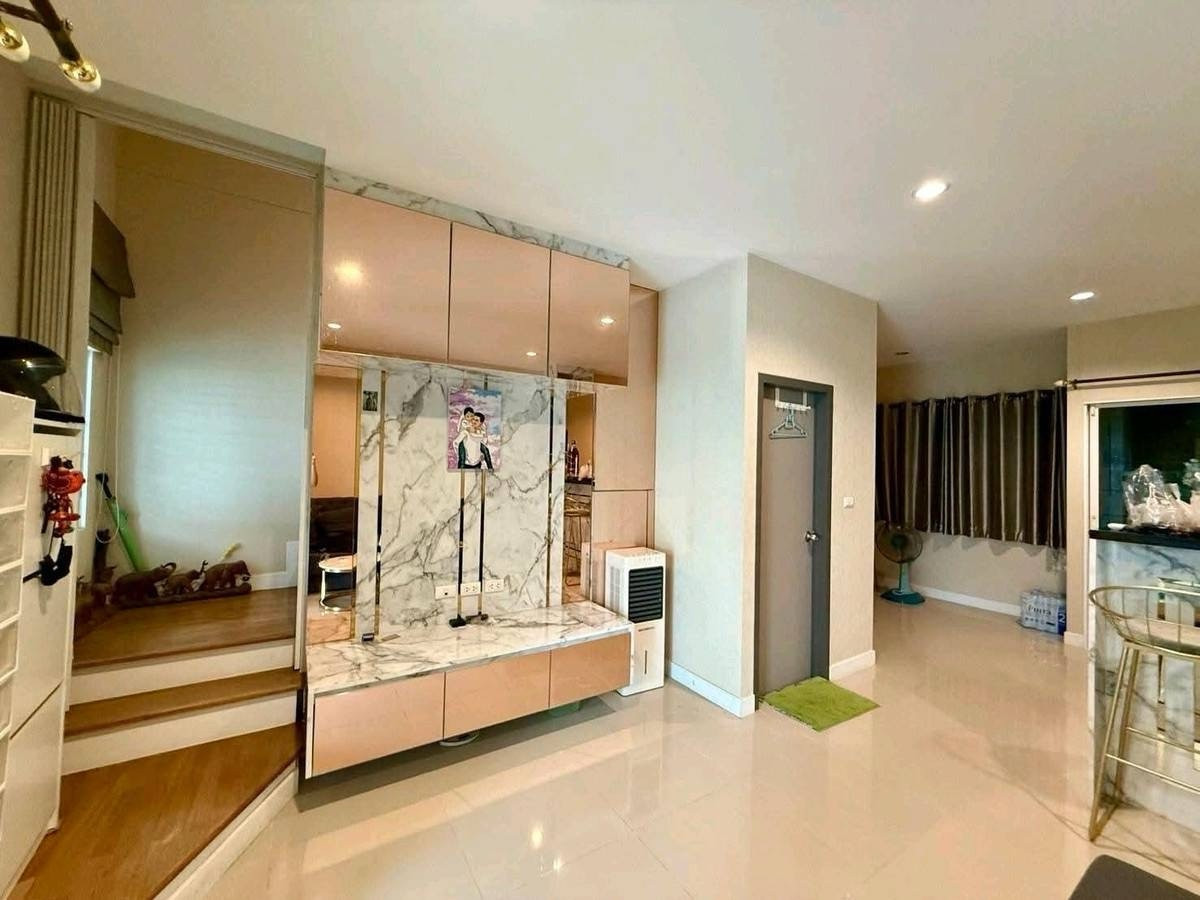 For RentTownhomeLadkrabang, Suwannaphum Airport : Townhome for rent, townhome, Sammakorn Avenue Suvarnabhumi Village, near Robinson Lat Krabang, only 8 minutes.