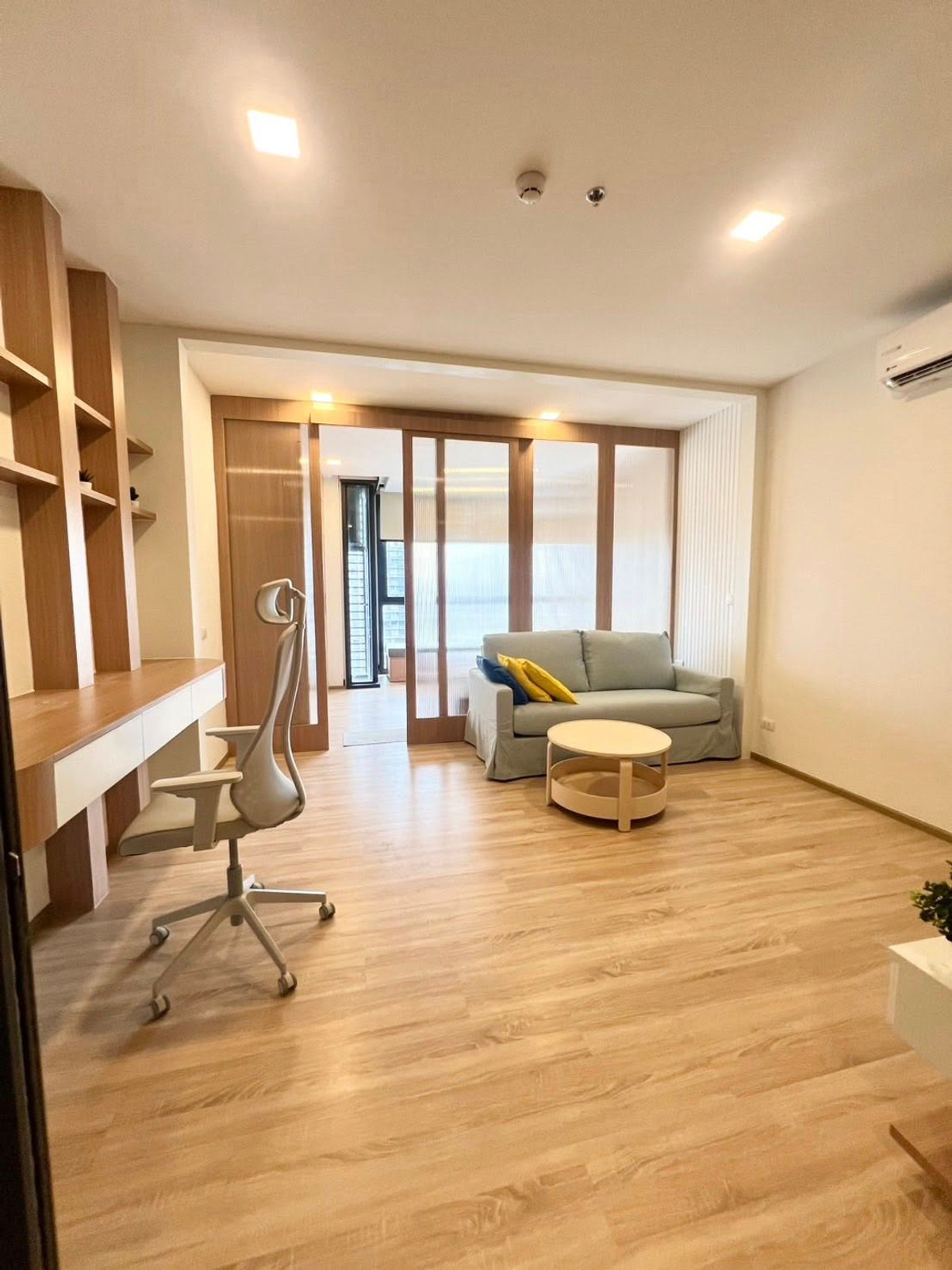 For RentCondoRatchathewi,Phayathai : ⭐️ XT Phayathai ⭐️ 1 bedroom, 43 sq m., 24th floor, good built-in furniture. Complete electrical appliances