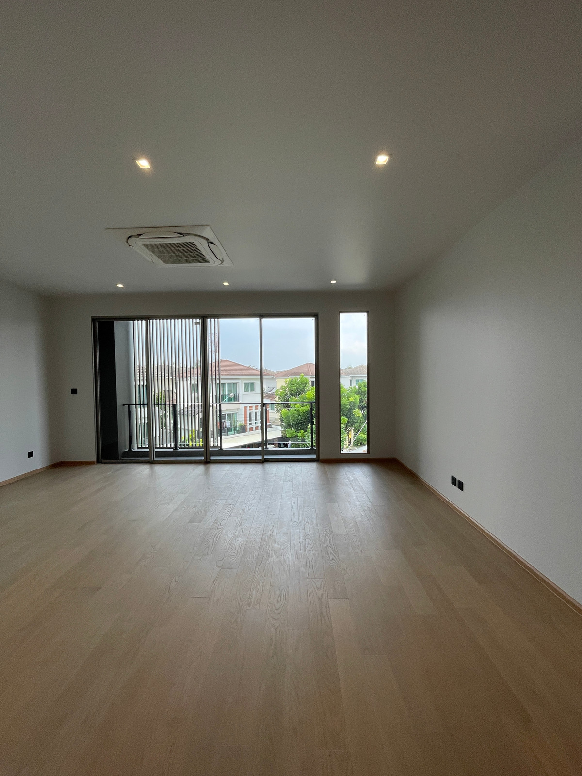 ขายบ้านเกษตร นวมินทร์ ลาดปลาเค้า : ขายบ้านหรู Providence Lane Kaset–Nawamin (โพรวิเดนซ์ เลน เกษตร–นวมินทร์)  บ้านเดี่ยว 3 ชั้น พร้อมลิฟต์และสระว่ายน้ำส่วนตัว บนทำเลศักยภาพใจกลางเกษตร–นวมินทร์ เดินทางสะดวก ใกล้ทางด่วนและรถไฟฟ้าถึง 2 สาย