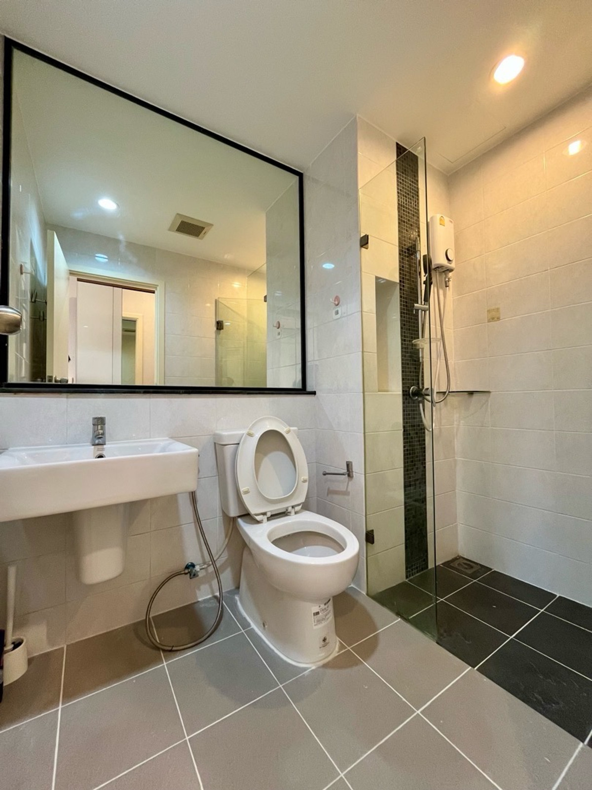 For SaleCondoPinklao, Charansanitwong : The owner sells it himself at a cheap price. Newly renovated, ready to move in High floor, beautiful, open view.