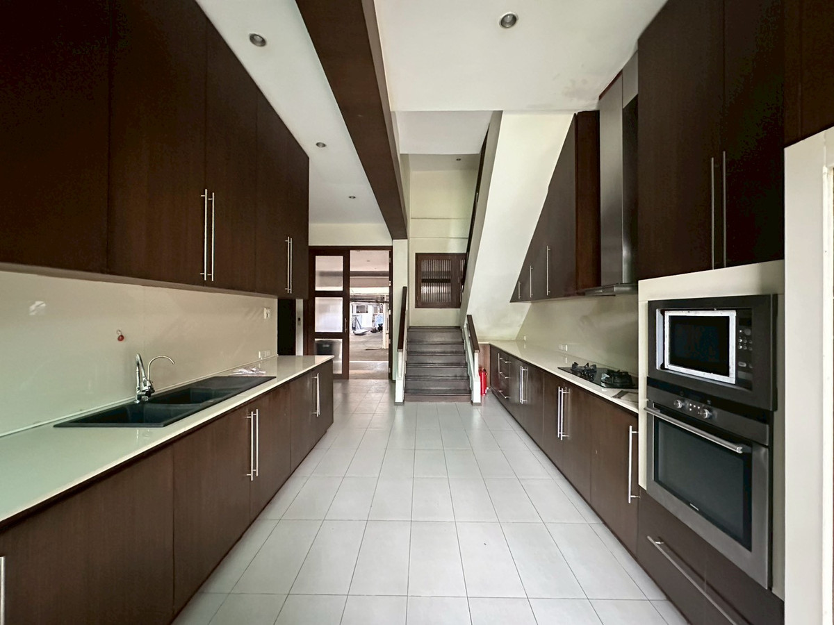 For RentHouseSukhumvit, Asoke, Thonglor : ✨5-storey house in Ekkamai for rent! 4 bedroom  4 bathroom unfurnished 450 sq.m ready for move in near BTS Ekkamai