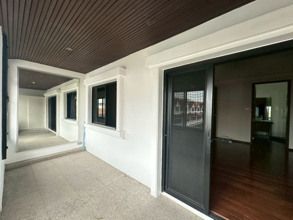 For RentHouseSukhumvit, Asoke, Thonglor : ✨5-storey house in Ekkamai for rent! 4 bedroom  4 bathroom unfurnished 450 sq.m ready for move in near BTS Ekkamai