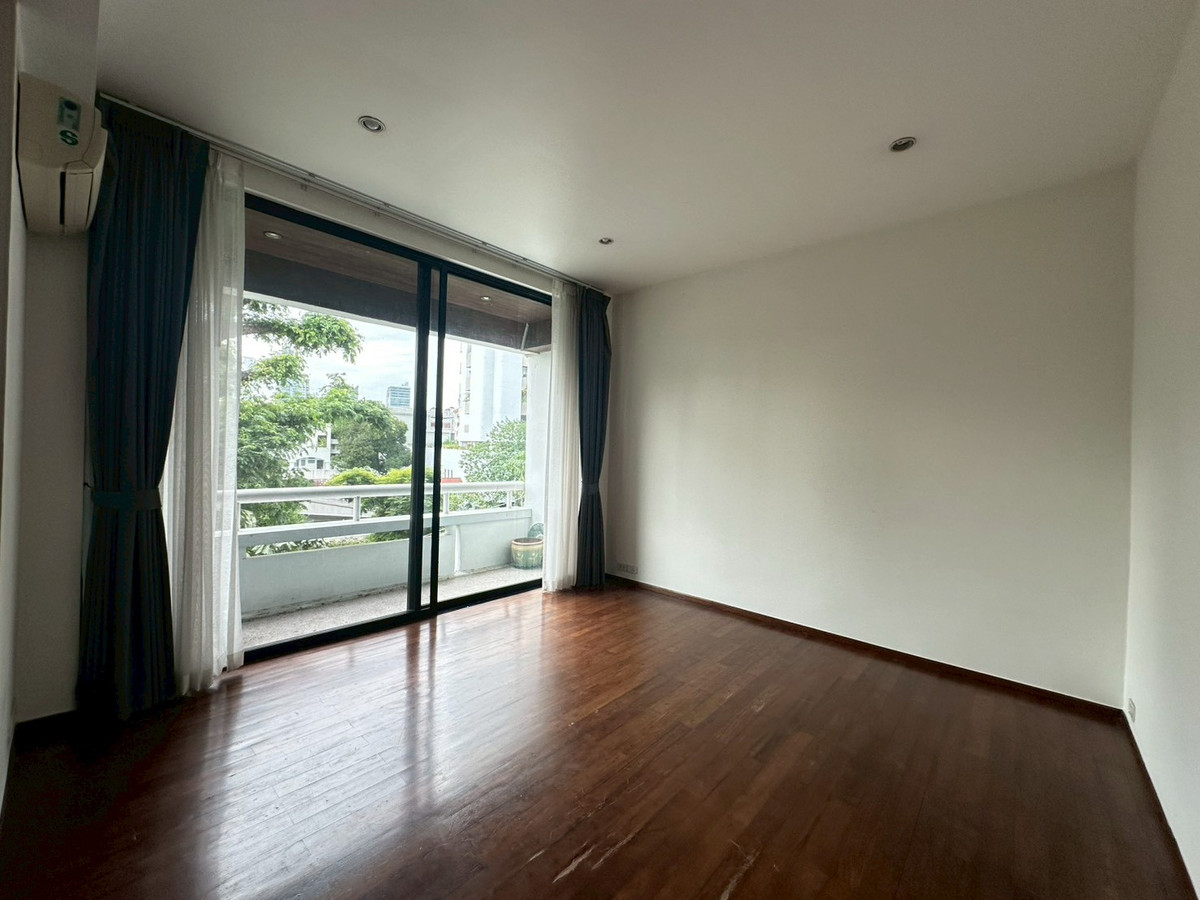 For RentHouseSukhumvit, Asoke, Thonglor : ✨5-storey house in Ekkamai for rent! 4 bedroom  4 bathroom unfurnished 450 sq.m ready for move in near BTS Ekkamai