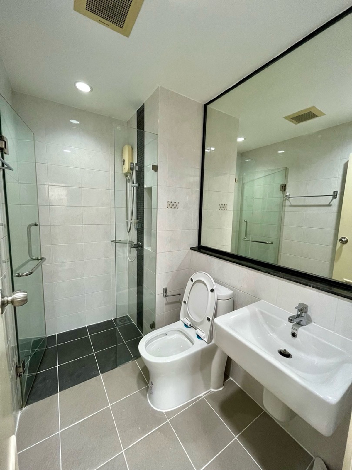 For SaleCondoPinklao, Charansanitwong : The owner sells it himself at a cheap price. Newly renovated, ready to move in High floor, beautiful, open view.