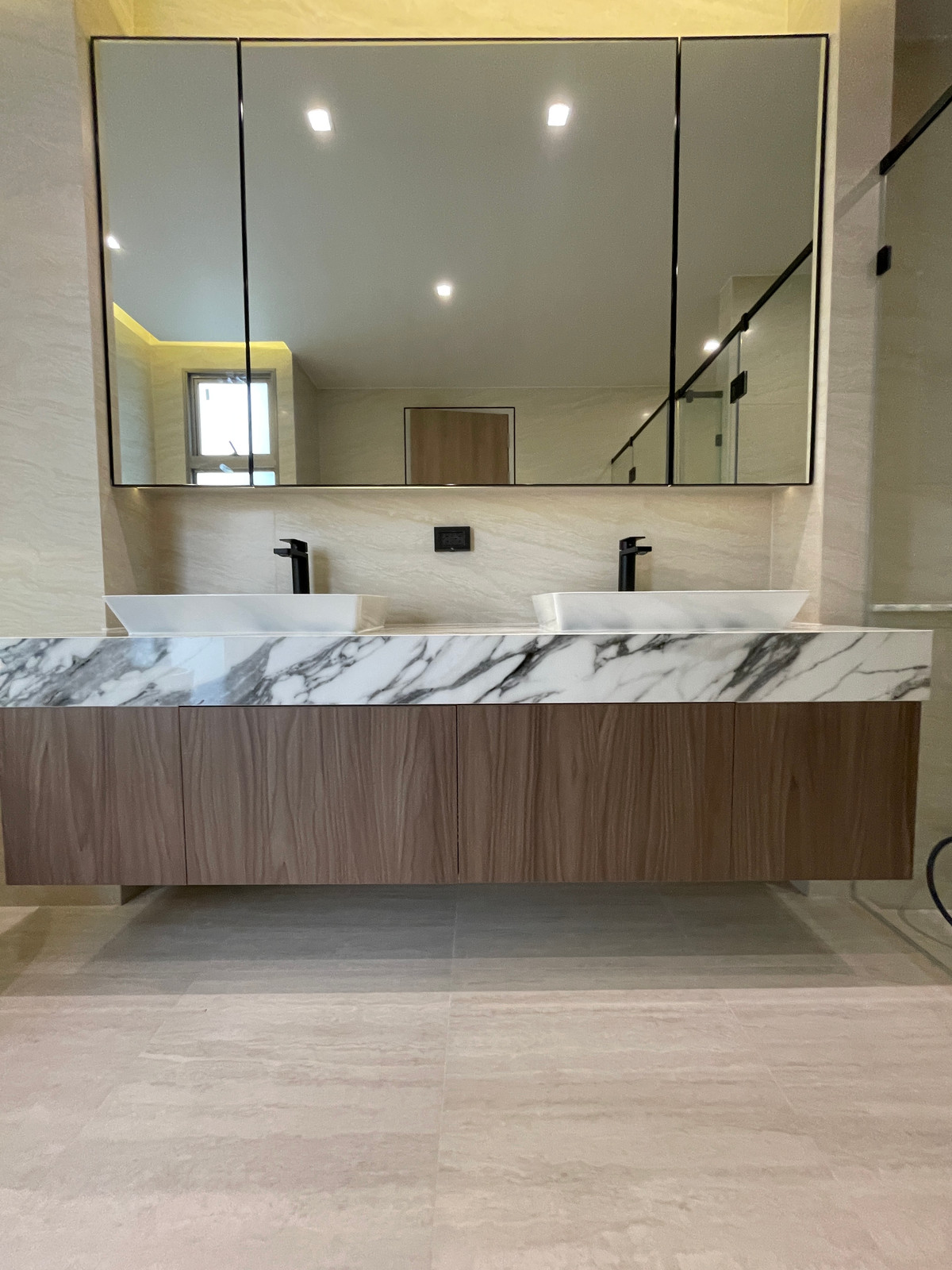 ขายบ้านเกษตร นวมินทร์ ลาดปลาเค้า : ขายบ้านหรู Providence Lane Kaset–Nawamin (โพรวิเดนซ์ เลน เกษตร–นวมินทร์)  บ้านเดี่ยว 3 ชั้น พร้อมลิฟต์และสระว่ายน้ำส่วนตัว บนทำเลศักยภาพใจกลางเกษตร–นวมินทร์ เดินทางสะดวก ใกล้ทางด่วนและรถไฟฟ้าถึง 2 สาย