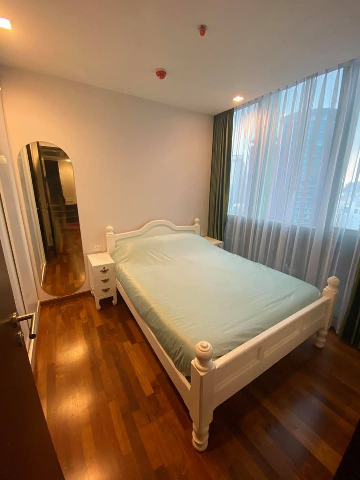 For RentCondoWitthayu, Chidlom, Langsuan, Ploenchit : Life One Wireless【𝐑𝐄𝐍𝐓】🔥White built-in furniture, wood-patterned floors, and warm lighting create a soft, yet expensive-looking room from every angle.🔥 Contact Line ID: @hacondo