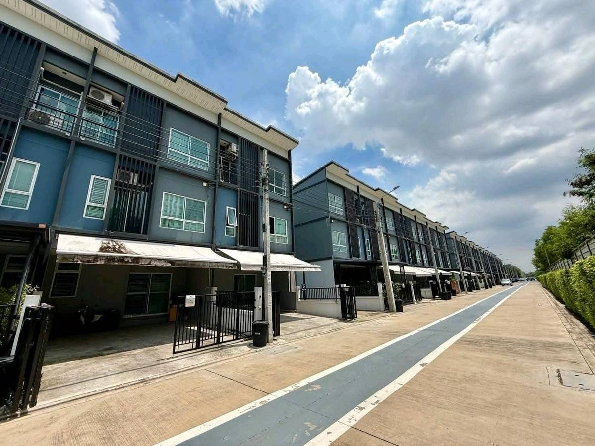 For RentTownhomeLadkrabang, Suwannaphum Airport : Townhome for rent, townhome, Sammakorn Avenue Suvarnabhumi Village, near Robinson Lat Krabang, only 8 minutes.