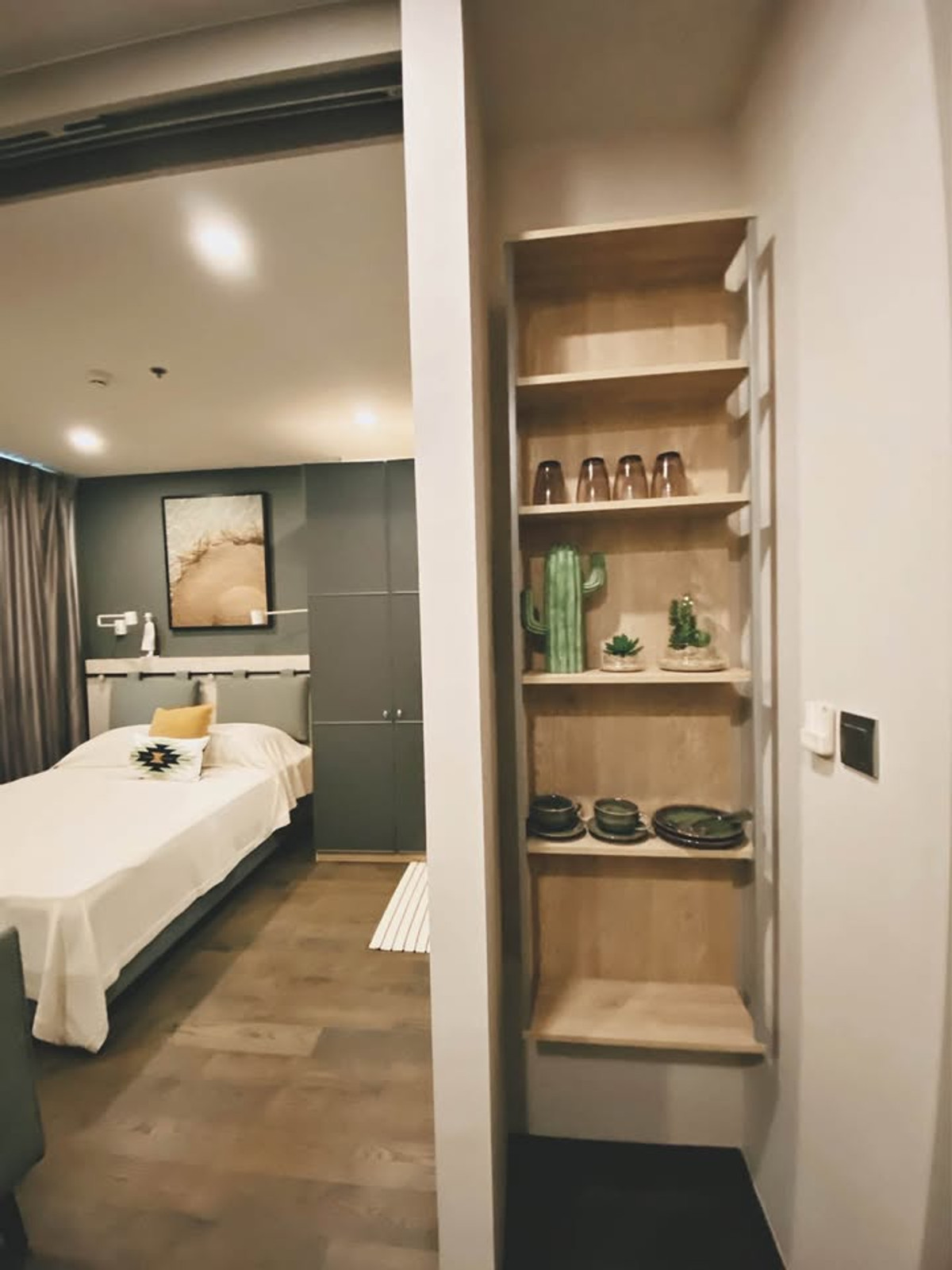 ให้เช่าคอนโดราชเทวี พญาไท : Ideo Q Siam Ratchathewi【𝐑𝐄𝐍𝐓】🔥เฟอร์บิ้วอินโทนเทาอ่อน ผ้าม่านเบจ และไฟ warm light ละมุน🔥 ติดต่อไลน์ไอดี: @hacondo