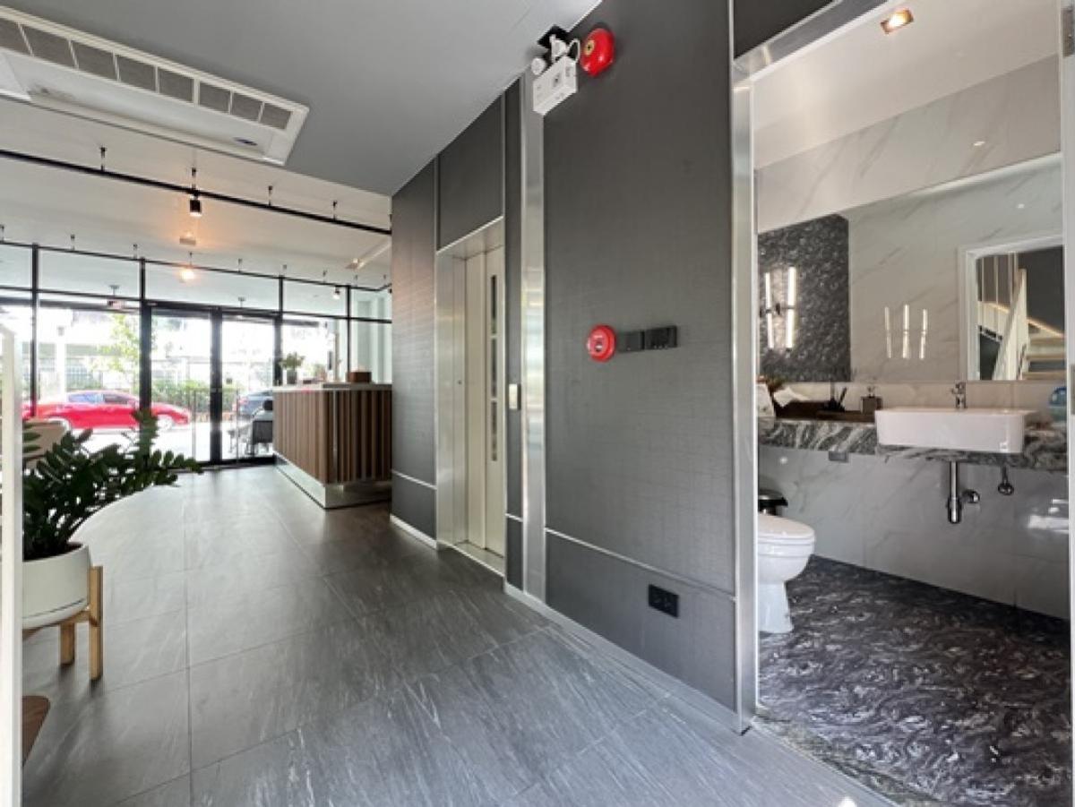 For SaleHome OfficeSamut Prakan,Samrong : Office for sale, home office, 4.5 floors, corner building, The Mixx, Phraeksa, near BTS Phraeksa, only 850 m. CX-136673