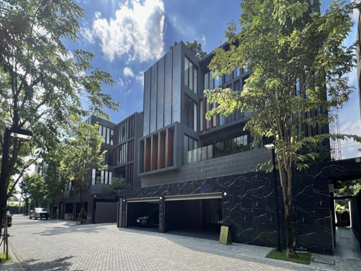 ขายบ้านลาดกระบัง สุวรรณภูมิ : ขายบ้านเดี่ยว Bibury Village ศรีนครินทร์ 64.8 ตร.ว. 5 นอน 7 น้ำ มีลิฟต์ส่วนตัว สระว่ายน้ำระบบเกลือ Smart Home ใกล้สวนหลวง ร.9 เพียง 500 ม. หนองบอน เขต ประเวศ กรุงเทพ CX-136677