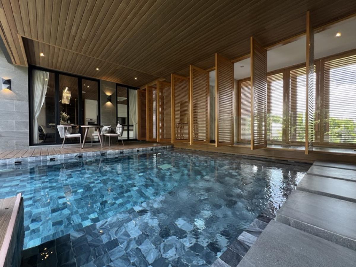 ขายบ้านลาดกระบัง สุวรรณภูมิ : ขายบ้านเดี่ยว Bibury Village ศรีนครินทร์ 64.8 ตร.ว. 5 นอน 7 น้ำ มีลิฟต์ส่วนตัว สระว่ายน้ำระบบเกลือ Smart Home ใกล้สวนหลวง ร.9 เพียง 500 ม. หนองบอน เขต ประเวศ กรุงเทพ CX-136677