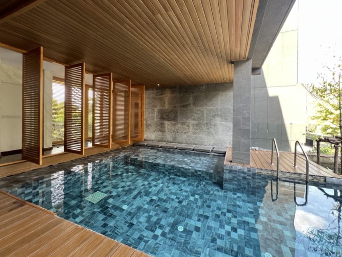 ขายบ้านลาดกระบัง สุวรรณภูมิ : ขายบ้านเดี่ยว Bibury Village ศรีนครินทร์ 64.8 ตร.ว. 5 นอน 7 น้ำ มีลิฟต์ส่วนตัว สระว่ายน้ำระบบเกลือ Smart Home ใกล้สวนหลวง ร.9 เพียง 500 ม. หนองบอน เขต ประเวศ กรุงเทพ CX-136677