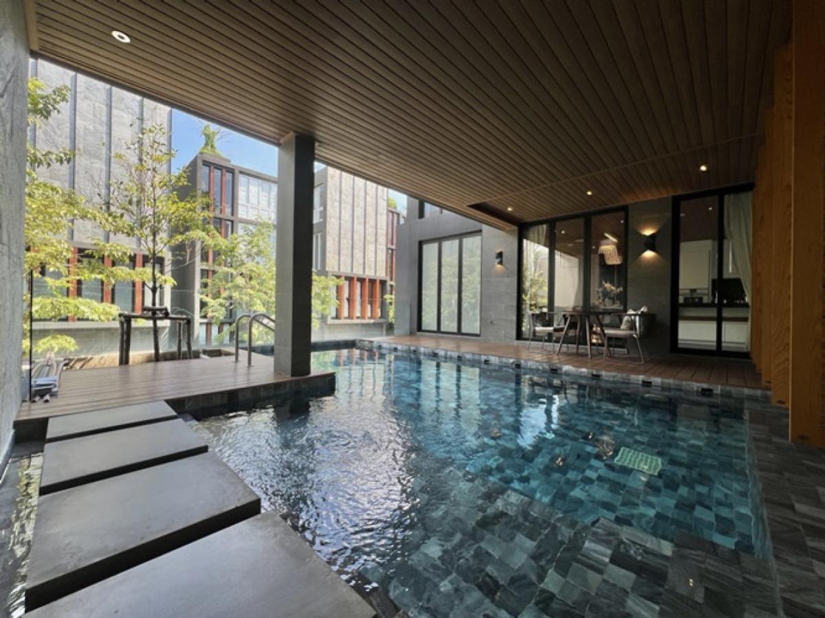 ขายบ้านลาดกระบัง สุวรรณภูมิ : ขายบ้านเดี่ยว Bibury Village ศรีนครินทร์ 64.8 ตร.ว. 5 นอน 7 น้ำ มีลิฟต์ส่วนตัว สระว่ายน้ำระบบเกลือ Smart Home ใกล้สวนหลวง ร.9 เพียง 500 ม. หนองบอน เขต ประเวศ กรุงเทพ CX-136677