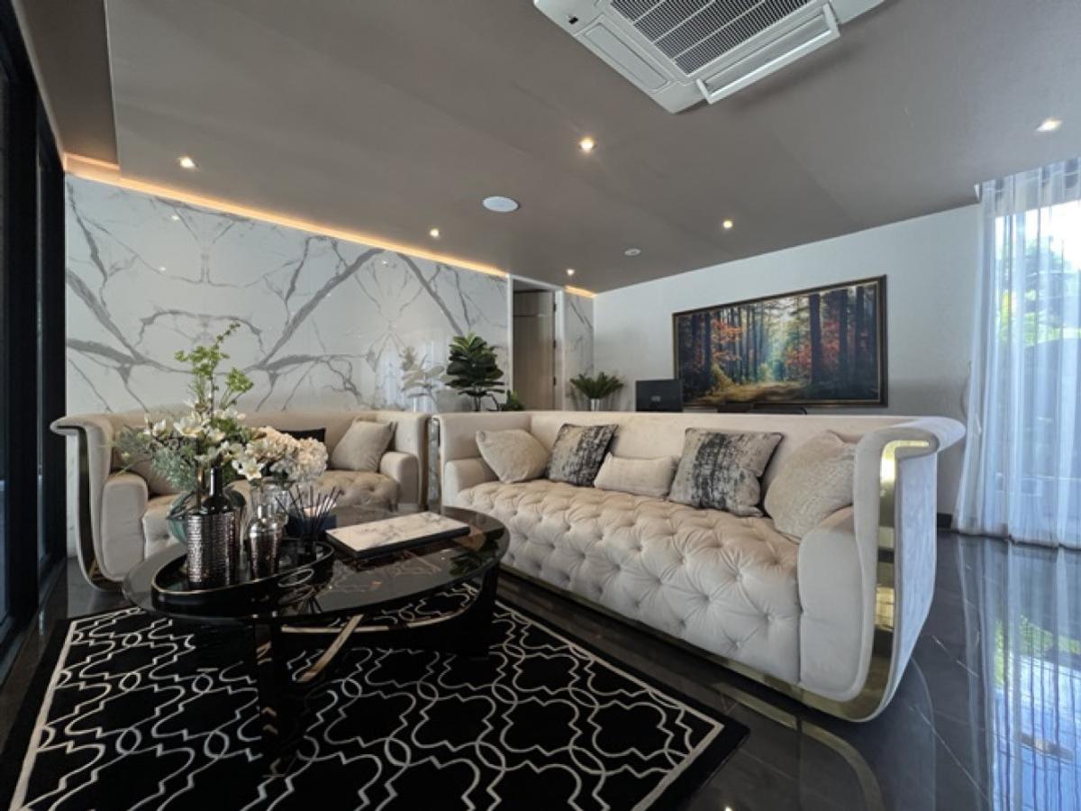 ขายบ้านลาดกระบัง สุวรรณภูมิ : ขายบ้านเดี่ยว Bibury Village ศรีนครินทร์ 64.8 ตร.ว. 5 นอน 7 น้ำ มีลิฟต์ส่วนตัว สระว่ายน้ำระบบเกลือ Smart Home ใกล้สวนหลวง ร.9 เพียง 500 ม. หนองบอน เขต ประเวศ กรุงเทพ CX-136677