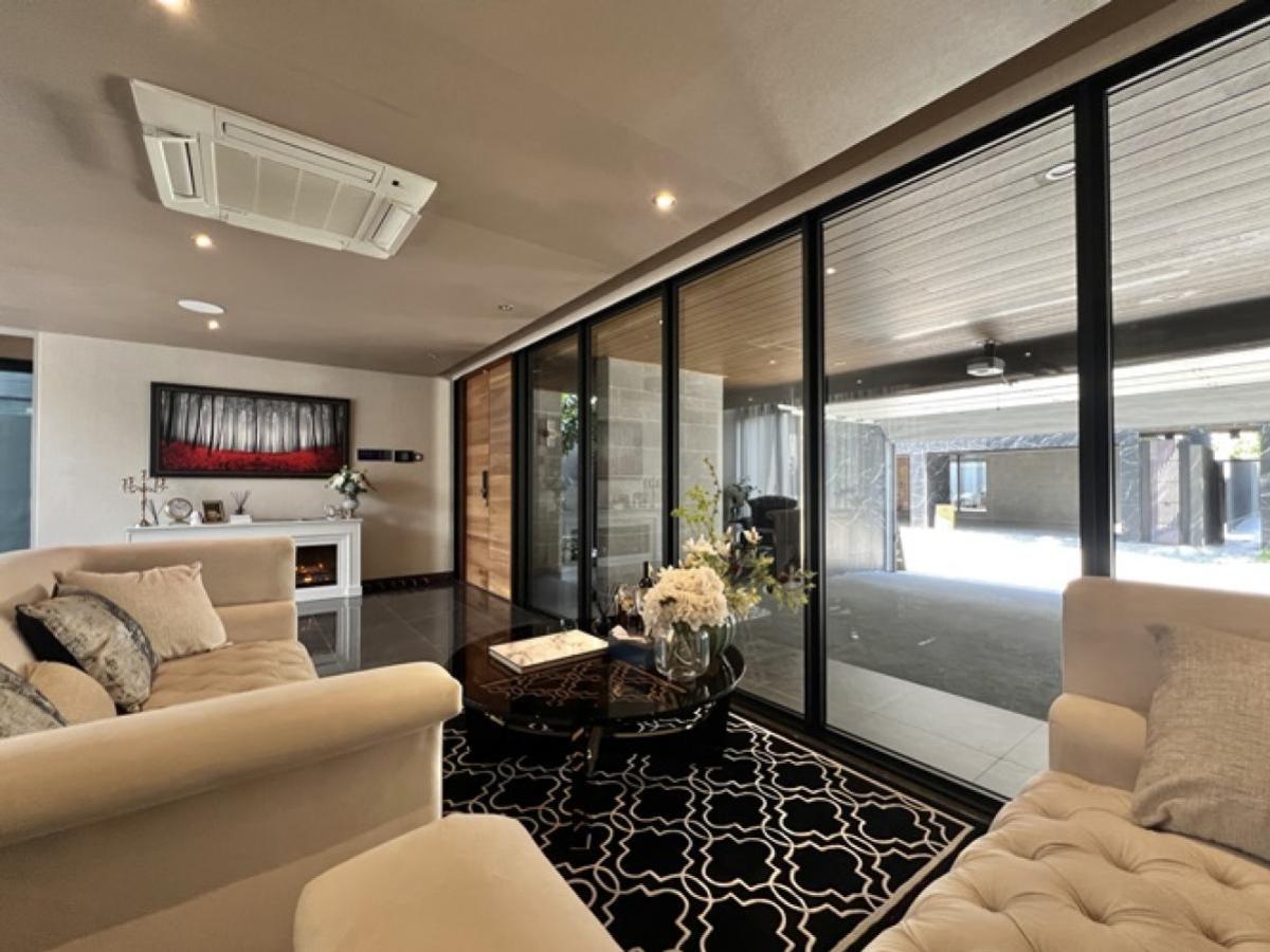 ขายบ้านลาดกระบัง สุวรรณภูมิ : ขายบ้านเดี่ยว Bibury Village ศรีนครินทร์ 64.8 ตร.ว. 5 นอน 7 น้ำ มีลิฟต์ส่วนตัว สระว่ายน้ำระบบเกลือ Smart Home ใกล้สวนหลวง ร.9 เพียง 500 ม. หนองบอน เขต ประเวศ กรุงเทพ CX-136677