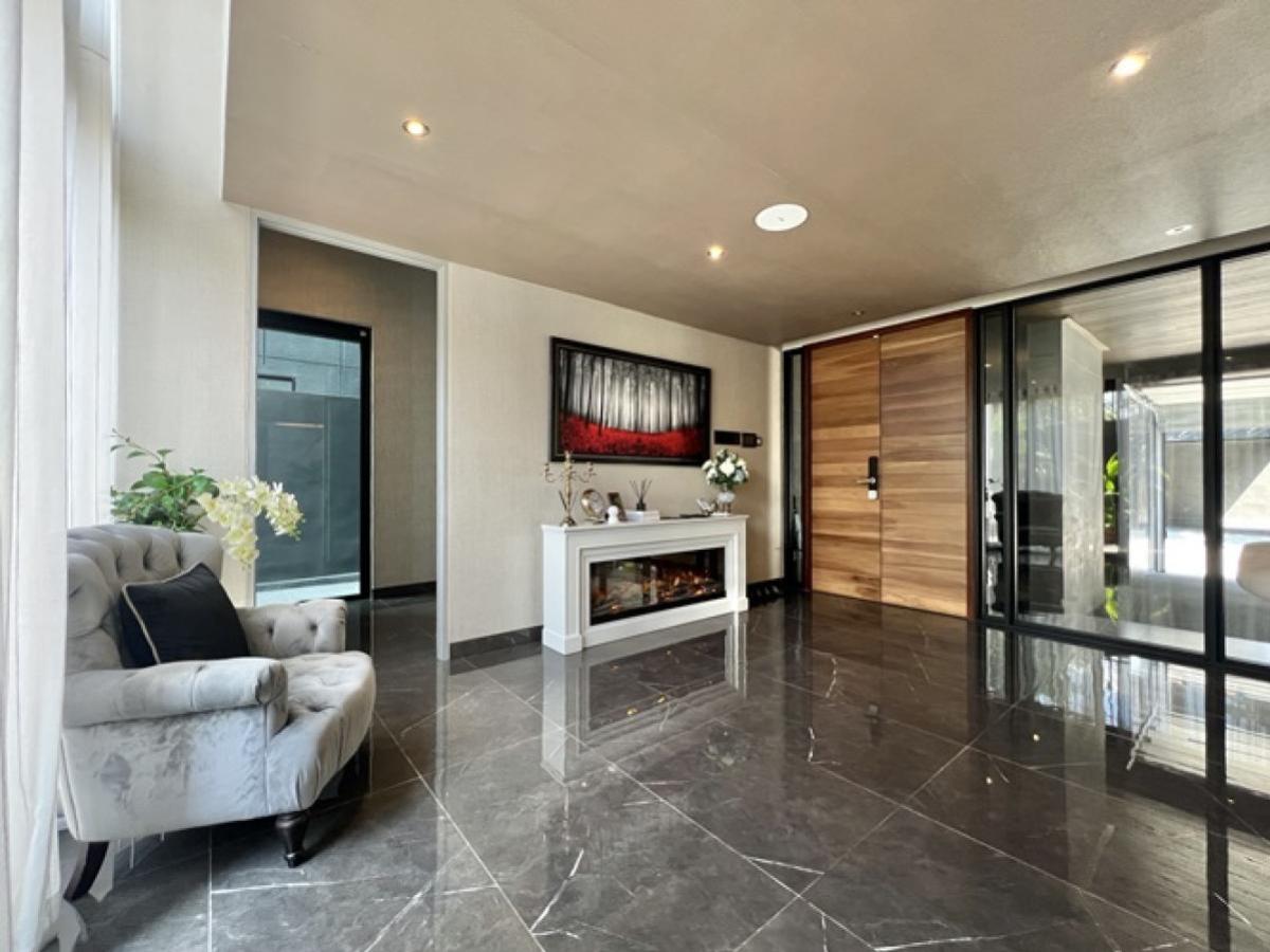 ขายบ้านลาดกระบัง สุวรรณภูมิ : ขายบ้านเดี่ยว Bibury Village ศรีนครินทร์ 64.8 ตร.ว. 5 นอน 7 น้ำ มีลิฟต์ส่วนตัว สระว่ายน้ำระบบเกลือ Smart Home ใกล้สวนหลวง ร.9 เพียง 500 ม. หนองบอน เขต ประเวศ กรุงเทพ CX-136677