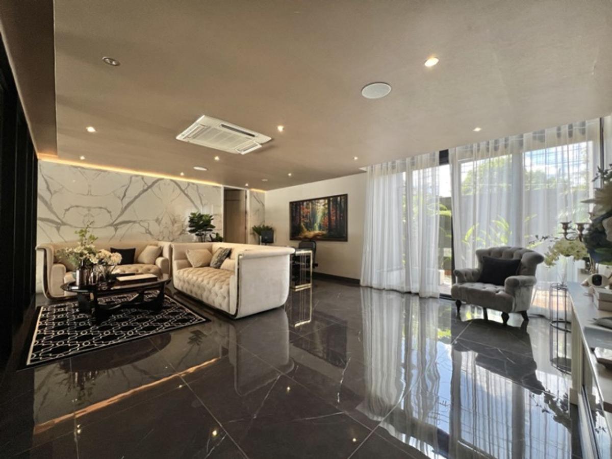 ขายบ้านลาดกระบัง สุวรรณภูมิ : ขายบ้านเดี่ยว Bibury Village ศรีนครินทร์ 64.8 ตร.ว. 5 นอน 7 น้ำ มีลิฟต์ส่วนตัว สระว่ายน้ำระบบเกลือ Smart Home ใกล้สวนหลวง ร.9 เพียง 500 ม. หนองบอน เขต ประเวศ กรุงเทพ CX-136677