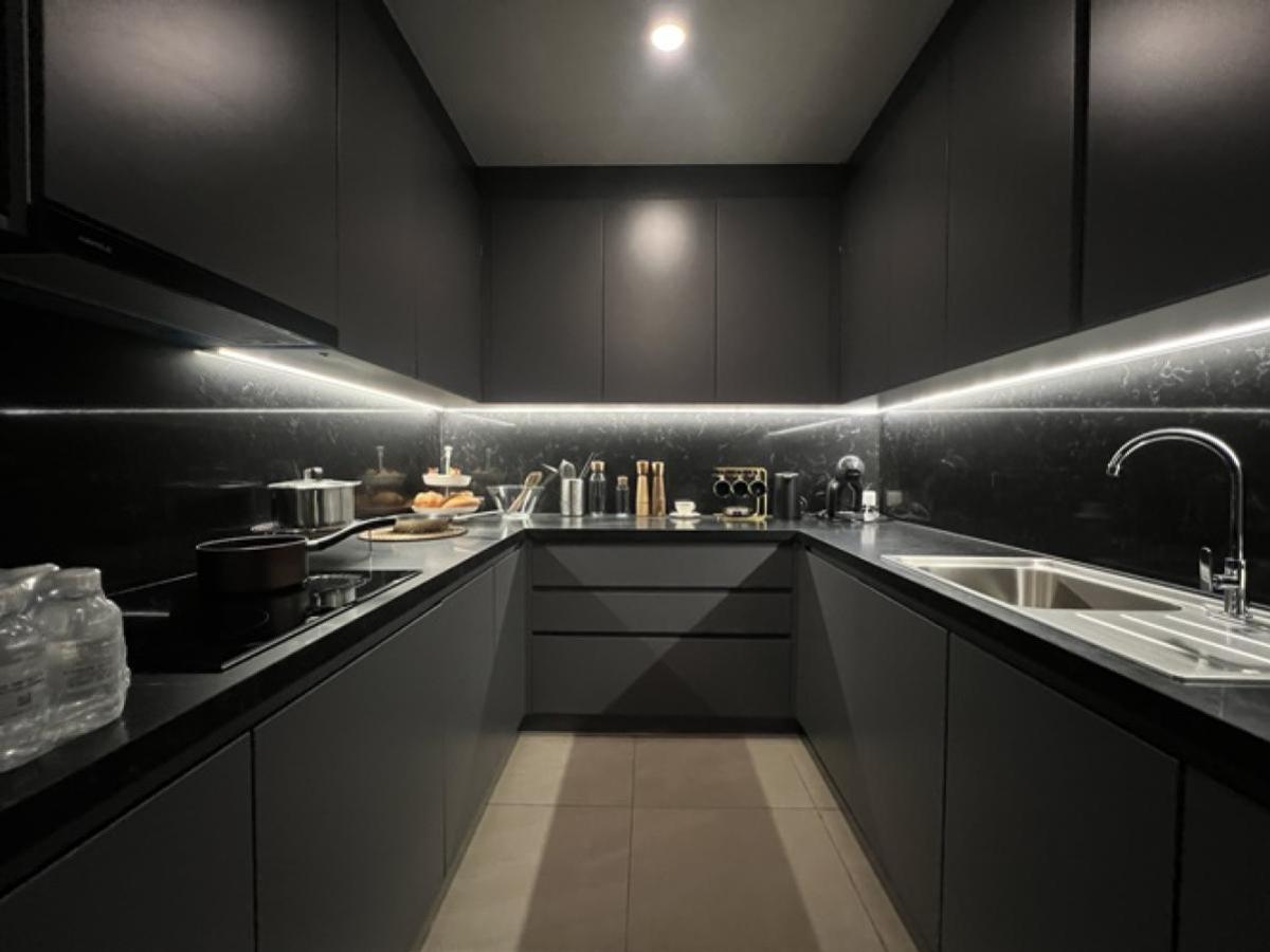 ขายบ้านลาดกระบัง สุวรรณภูมิ : ขายบ้านเดี่ยว Bibury Village ศรีนครินทร์ 64.8 ตร.ว. 5 นอน 7 น้ำ มีลิฟต์ส่วนตัว สระว่ายน้ำระบบเกลือ Smart Home ใกล้สวนหลวง ร.9 เพียง 500 ม. หนองบอน เขต ประเวศ กรุงเทพ CX-136677