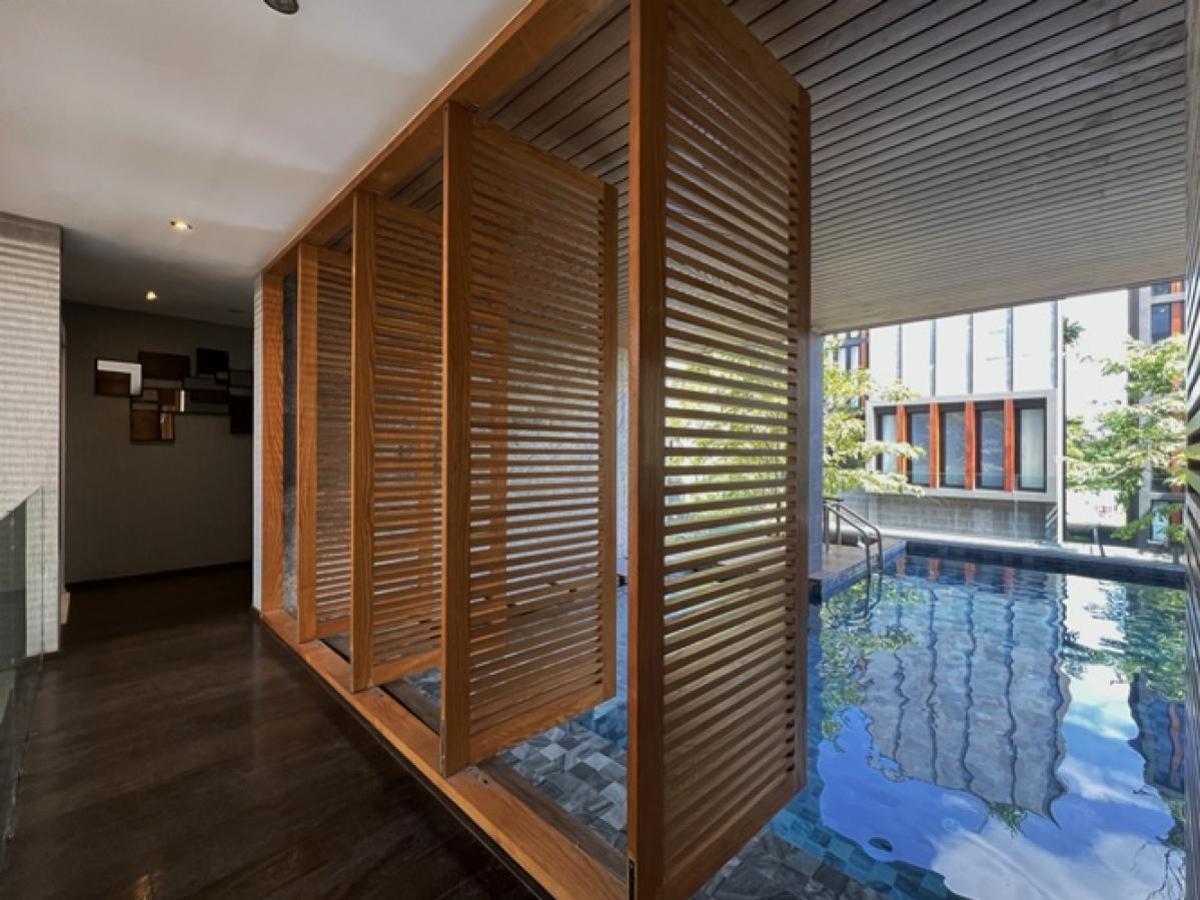 ขายบ้านลาดกระบัง สุวรรณภูมิ : ขายบ้านเดี่ยว Bibury Village ศรีนครินทร์ 64.8 ตร.ว. 5 นอน 7 น้ำ มีลิฟต์ส่วนตัว สระว่ายน้ำระบบเกลือ Smart Home ใกล้สวนหลวง ร.9 เพียง 500 ม. หนองบอน เขต ประเวศ กรุงเทพ CX-136677