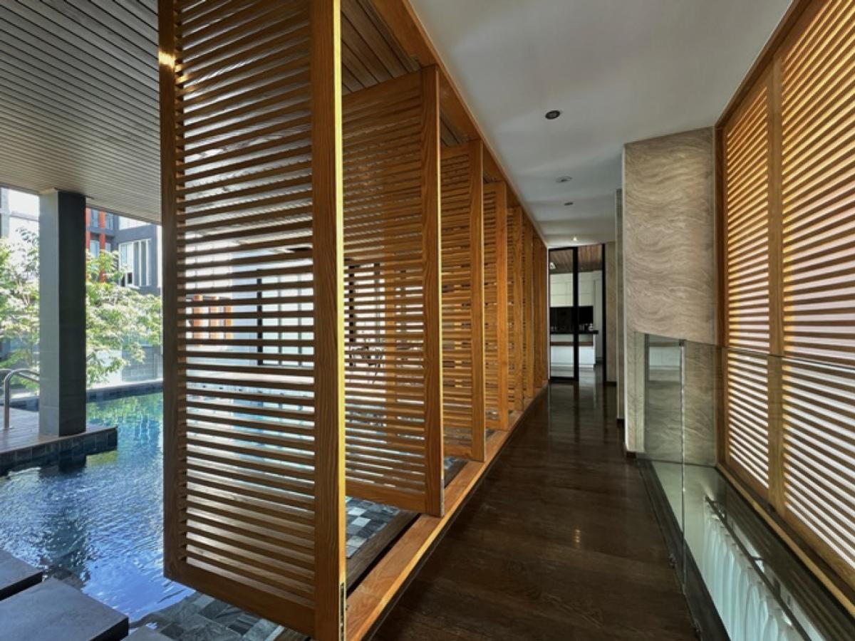 ขายบ้านลาดกระบัง สุวรรณภูมิ : ขายบ้านเดี่ยว Bibury Village ศรีนครินทร์ 64.8 ตร.ว. 5 นอน 7 น้ำ มีลิฟต์ส่วนตัว สระว่ายน้ำระบบเกลือ Smart Home ใกล้สวนหลวง ร.9 เพียง 500 ม. หนองบอน เขต ประเวศ กรุงเทพ CX-136677