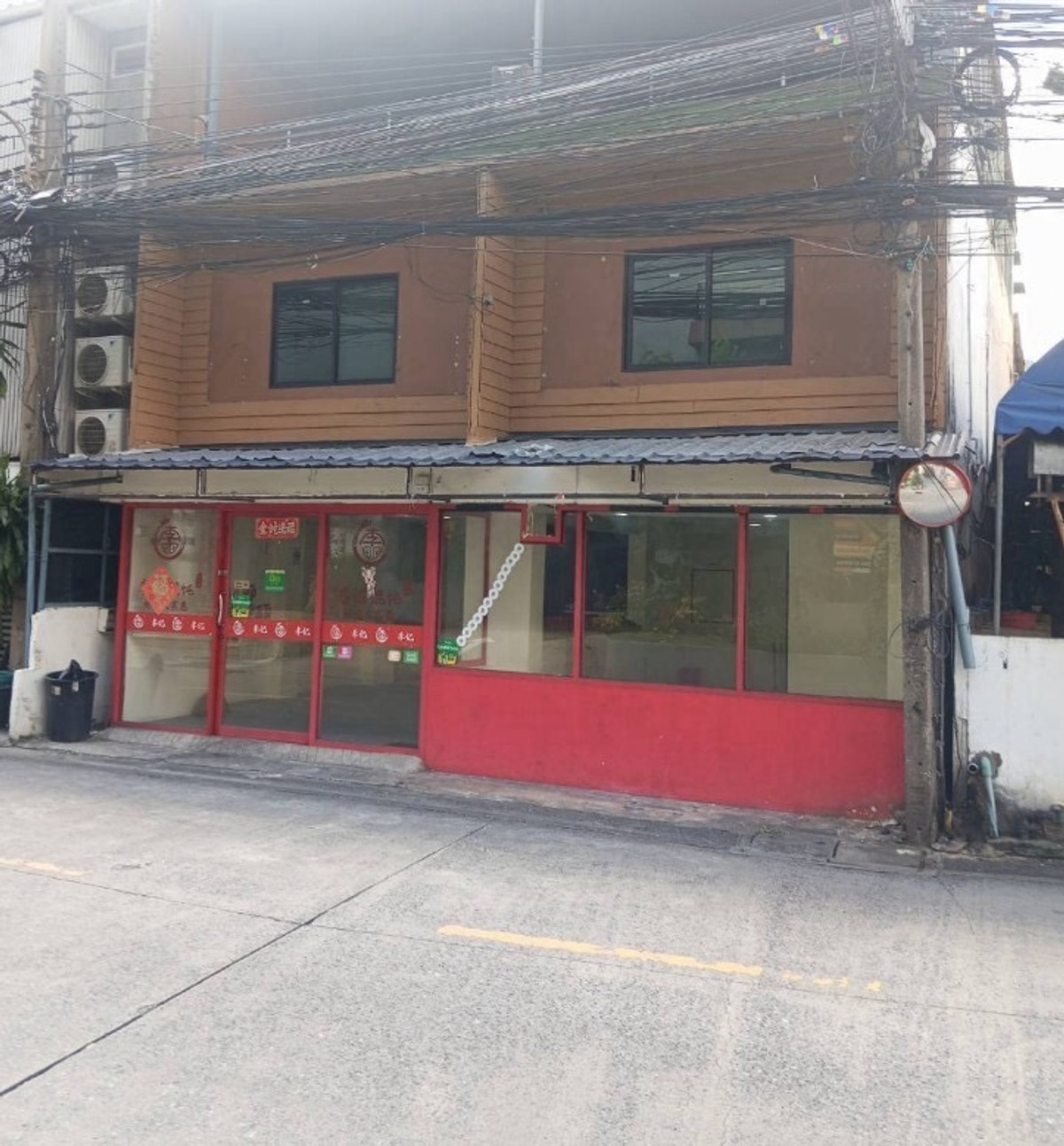 For RentShop HouseRatchadapisek, Huaikwang, Suttisan : Commercial building for rent, Ratchada zone, near MRT Huai Khwang, only 2 minutes.