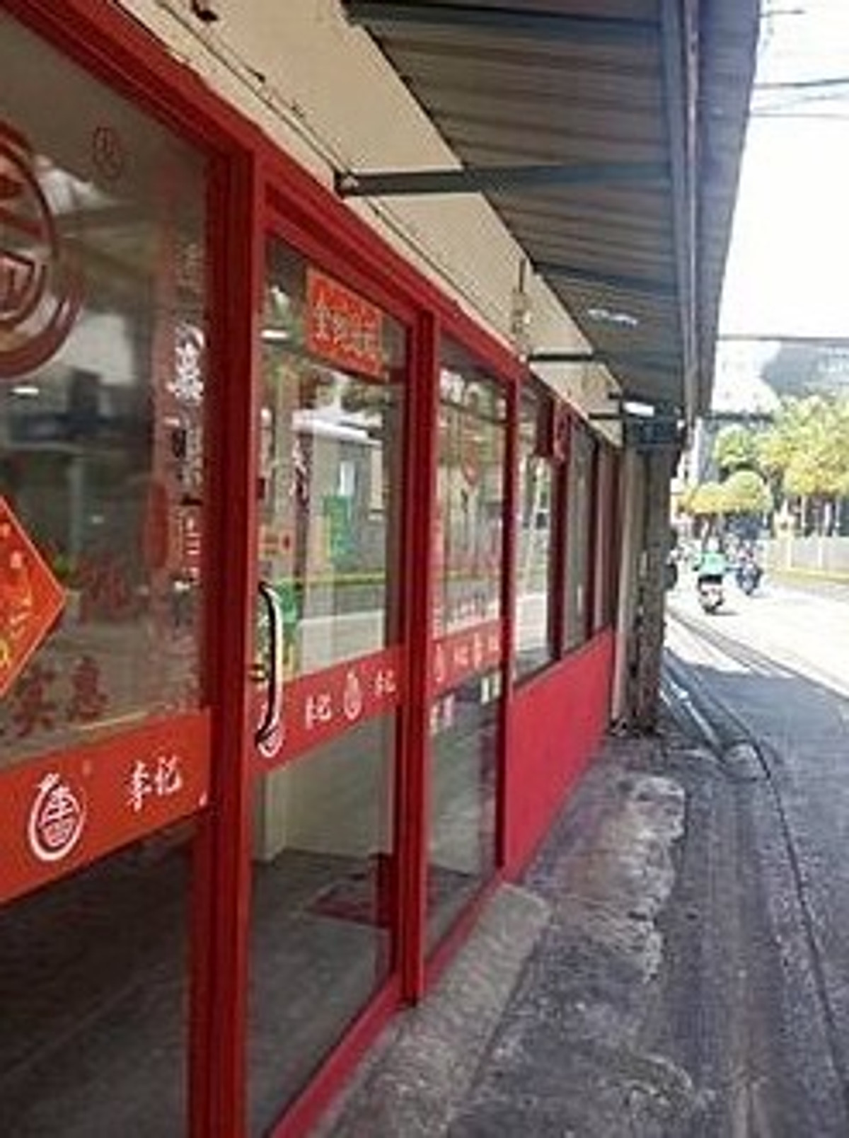 For RentShop HouseRatchadapisek, Huaikwang, Suttisan : Commercial building for rent, Ratchada zone, near MRT Huai Khwang, only 2 minutes.