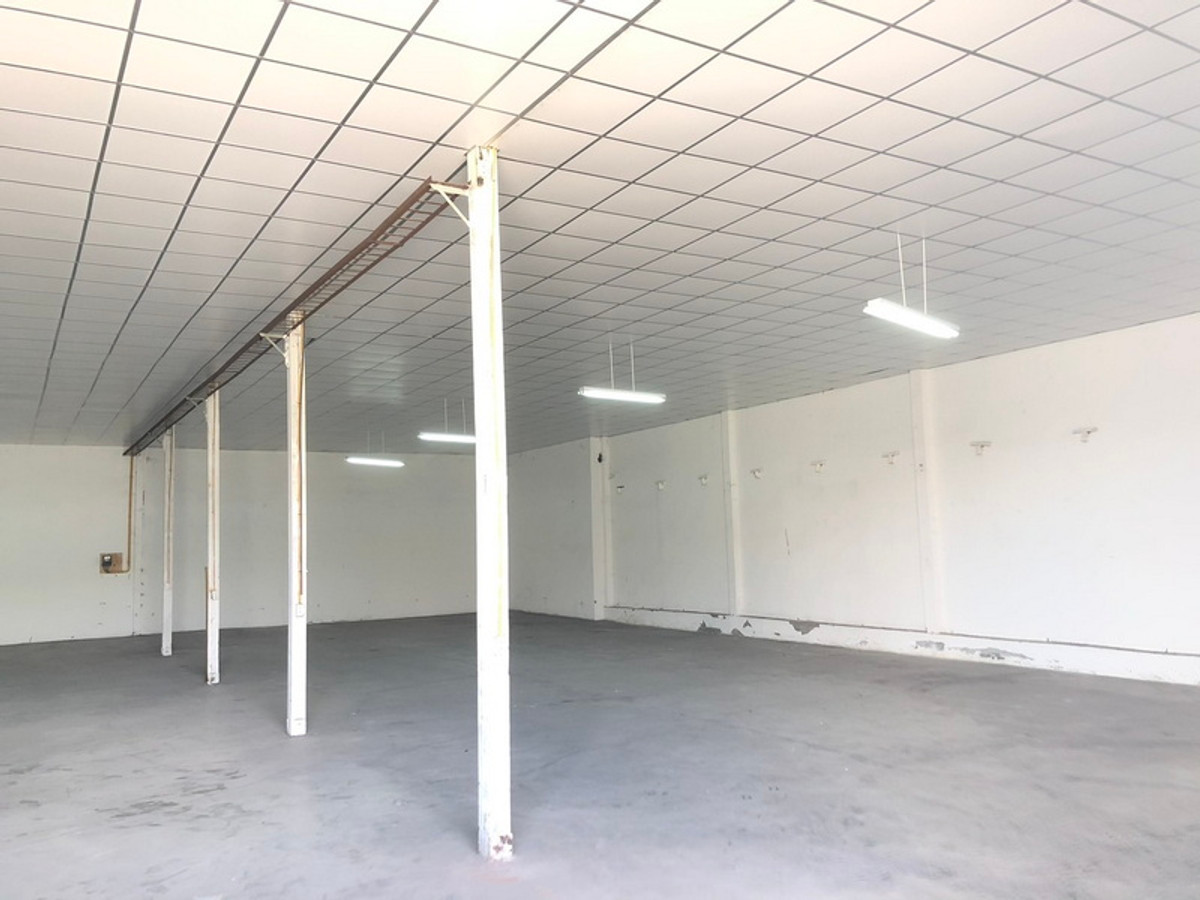 ให้เช่าโกดังฉะเชิงเทรา : ให้เช่าโกดังสินค้า 698  ตารางเมตร ถนนบางนา–ตราด กม.42 