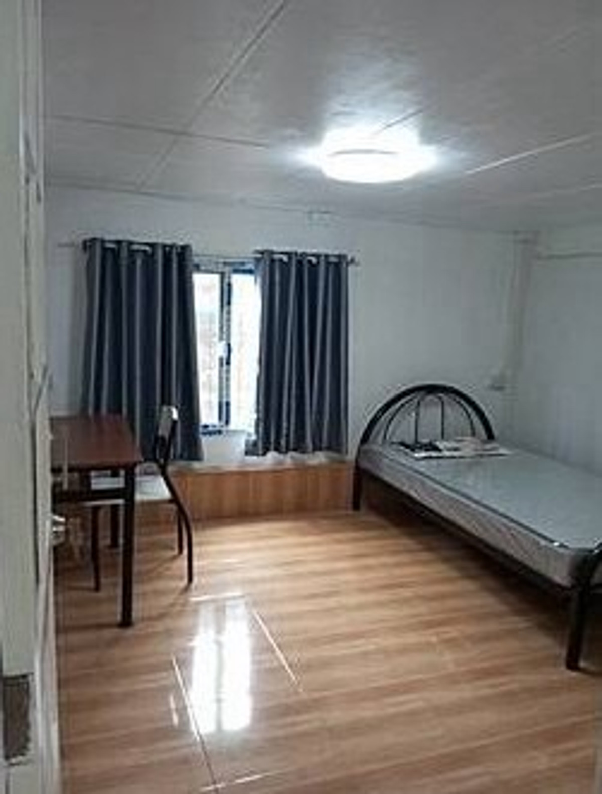 For RentShop HouseRatchadapisek, Huaikwang, Suttisan : Commercial building for rent, Ratchada zone, near MRT Huai Khwang, only 2 minutes.