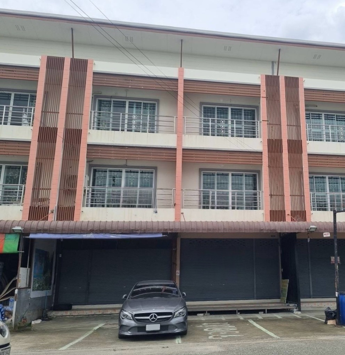 ขายบ้านบางนา แบริ่ง ลาซาล : อาคารพาณิชย์ ซ.วัดปลัดเปรียง / 3 ชั้น (ขายพร้อมผู้เช่า), Commercial Building, Soi Wat Plad Priang / 3 Floor (SALE WITH TENANT) MICK051