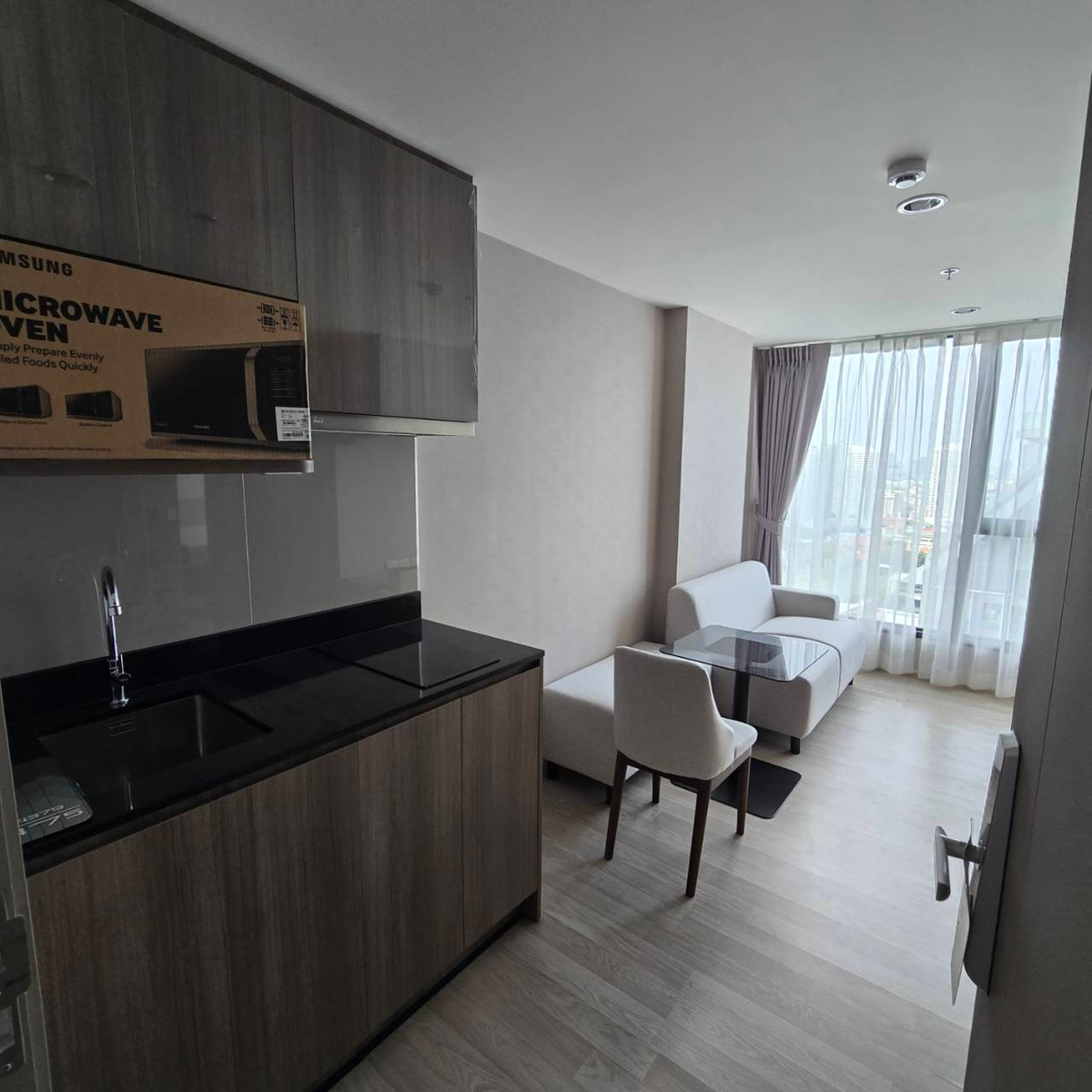 ขายคอนโดบางนา แบริ่ง ลาซาล : เพียง 2unit Ideo Mobi suk. Eastpoint 36.54sq.m 1bed มีอ่างอาบน้ำ วิวแม่น้ำ ชั้นสูง แต่งครบ+CB100K เพียง 4.19mb. Tel.0957615782