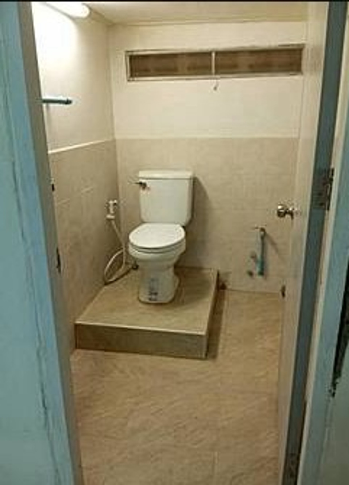 For RentShop HouseRatchadapisek, Huaikwang, Suttisan : Commercial building for rent, Ratchada zone, near MRT Huai Khwang, only 2 minutes.