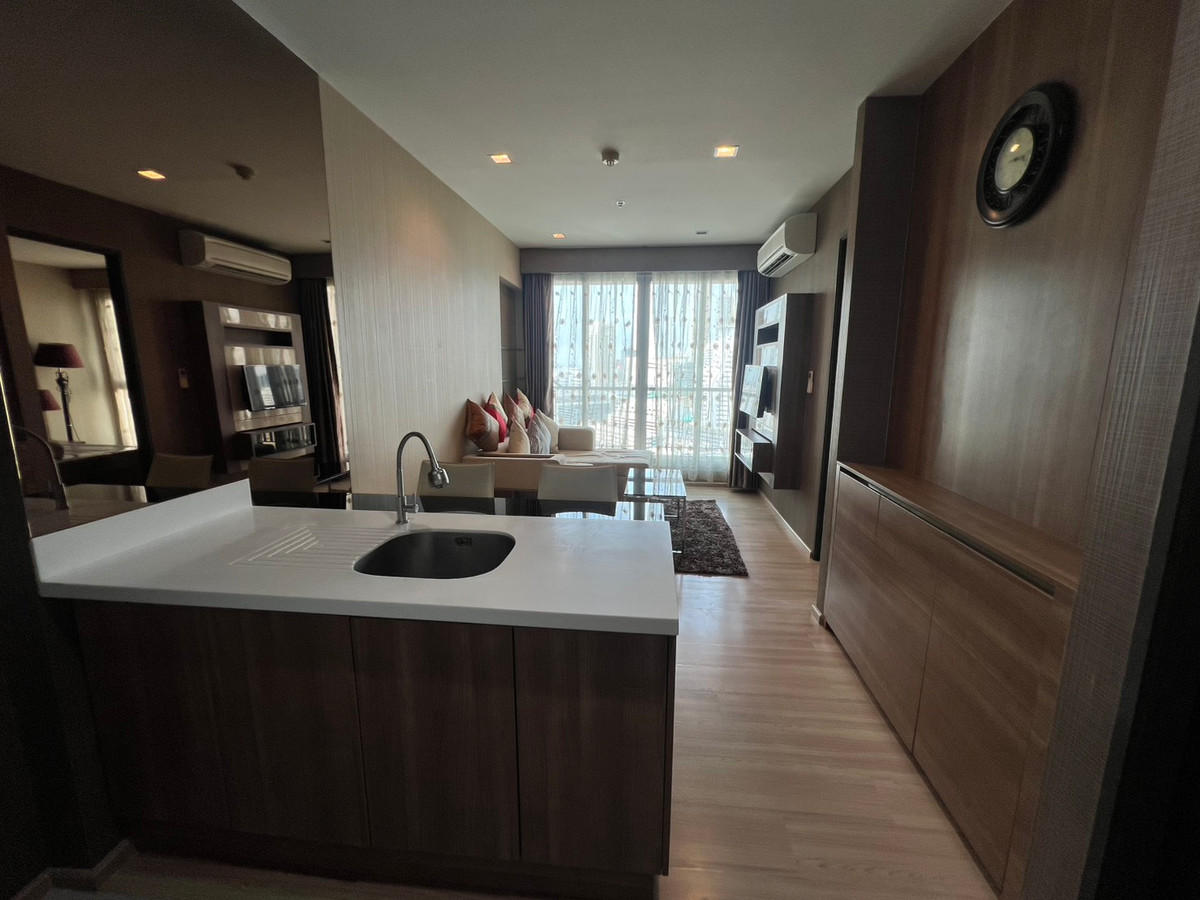 ให้เช่าคอนโดสาทร นราธิวาส : Rhythm Sathorn ว่างพร้อมให้เช่า วิวแม่น้ำ 45 ตรม นัดชมห้องได้เลยครับ