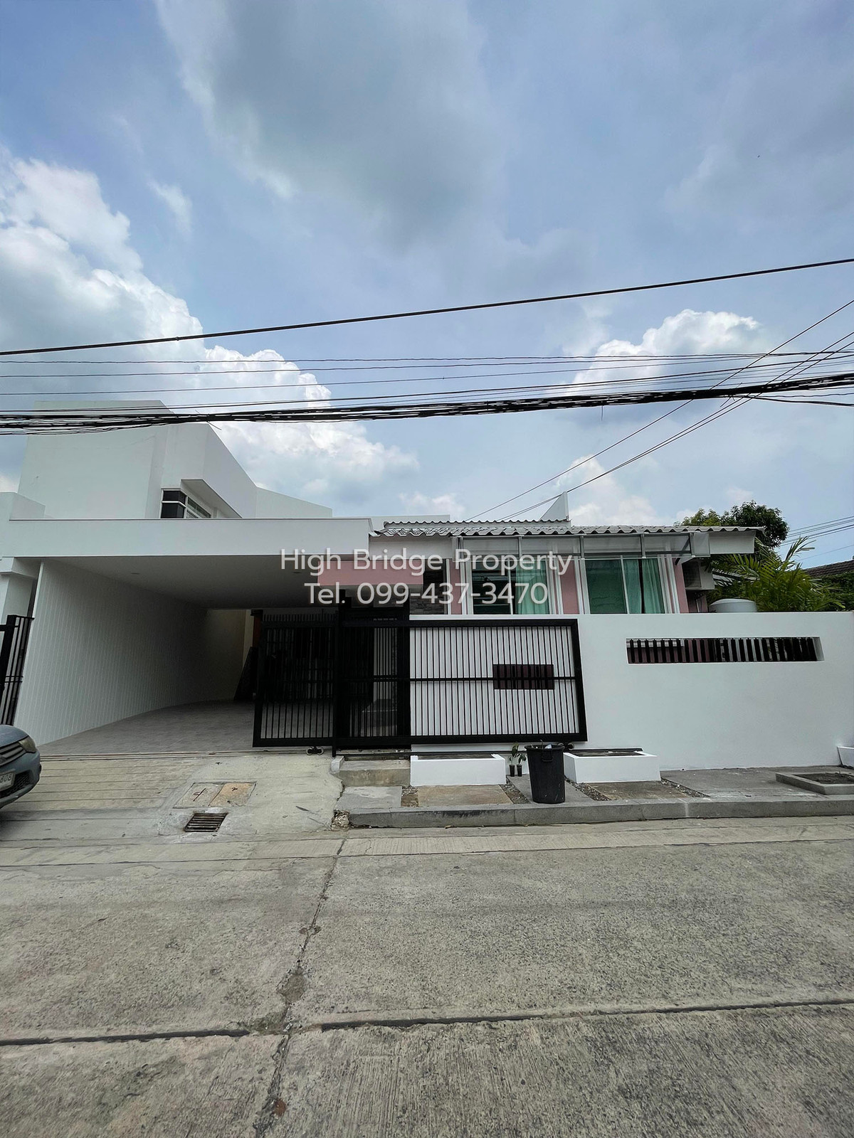 HouseMin Buri, Romklao : House for sale with tenants, price 14.9 million baht, monthly rent 65,000 baht, 2 houses on the same area. Built in full area Sammakorn Village, Ramkhamhaeng 112