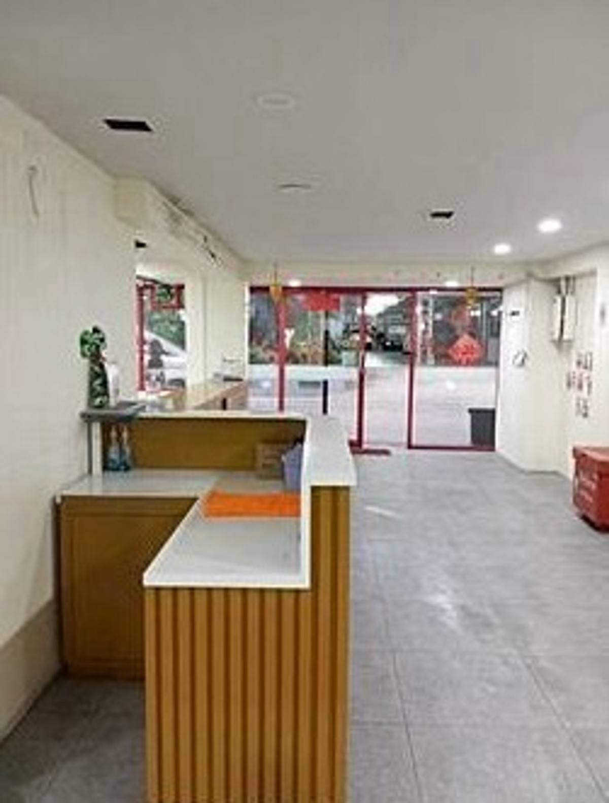 For RentShop HouseRatchadapisek, Huaikwang, Suttisan : Commercial building for rent, Ratchada zone, near MRT Huai Khwang, only 2 minutes.