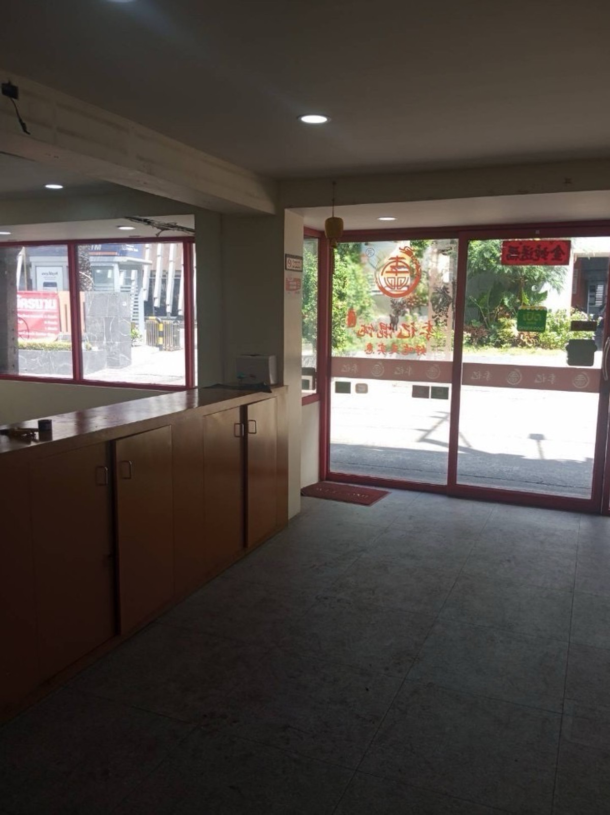 For RentShop HouseRatchadapisek, Huaikwang, Suttisan : Commercial building for rent, Ratchada zone, near MRT Huai Khwang, only 2 minutes.