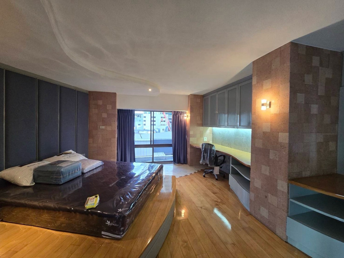 For RentCondoWitthayu, Chidlom, Langsuan, Ploenchit : 📢👇 Experience luxurious city living in the heart of Chidlom. This spacious unit is fully renovated and comes with brand-new furniture and appliances.