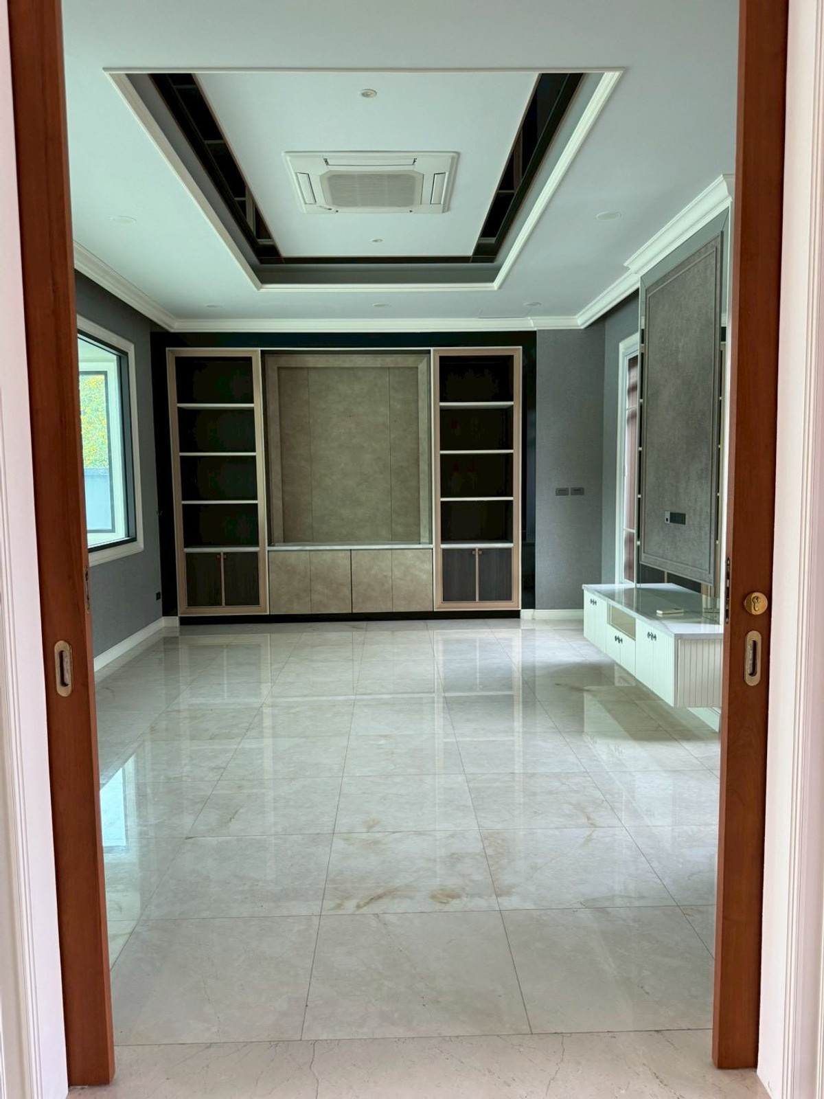 HouseChaengwatana, Muangthong : Spacious Family Home with Private Swimming PoolDesigned for a large family, featuring solid construction and expansive living areas. Ideal for both residential living and a home office. Peaceful and private atmosphere within a quiet neighborhood.