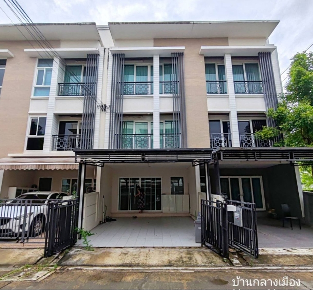 For SaleHousePattanakan, Srinakarin : 3-story townhome for sale, Baan Klang Muang, Rama 9 (Motorway), near Krungthep Kreetha, Srinakarin, Ramkhamhaeng, modern style. On a potential location Connecting the city – airport – Rama 9