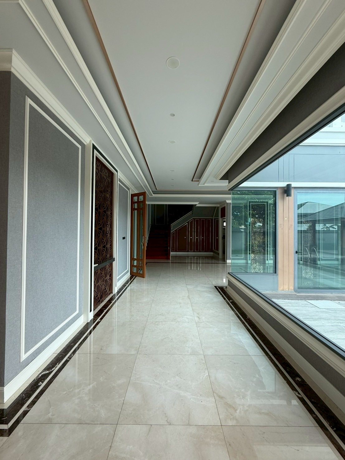 HouseChaengwatana, Muangthong : Spacious Family Home with Private Swimming PoolDesigned for a large family, featuring solid construction and expansive living areas. Ideal for both residential living and a home office. Peaceful and private atmosphere within a quiet neighborhood.